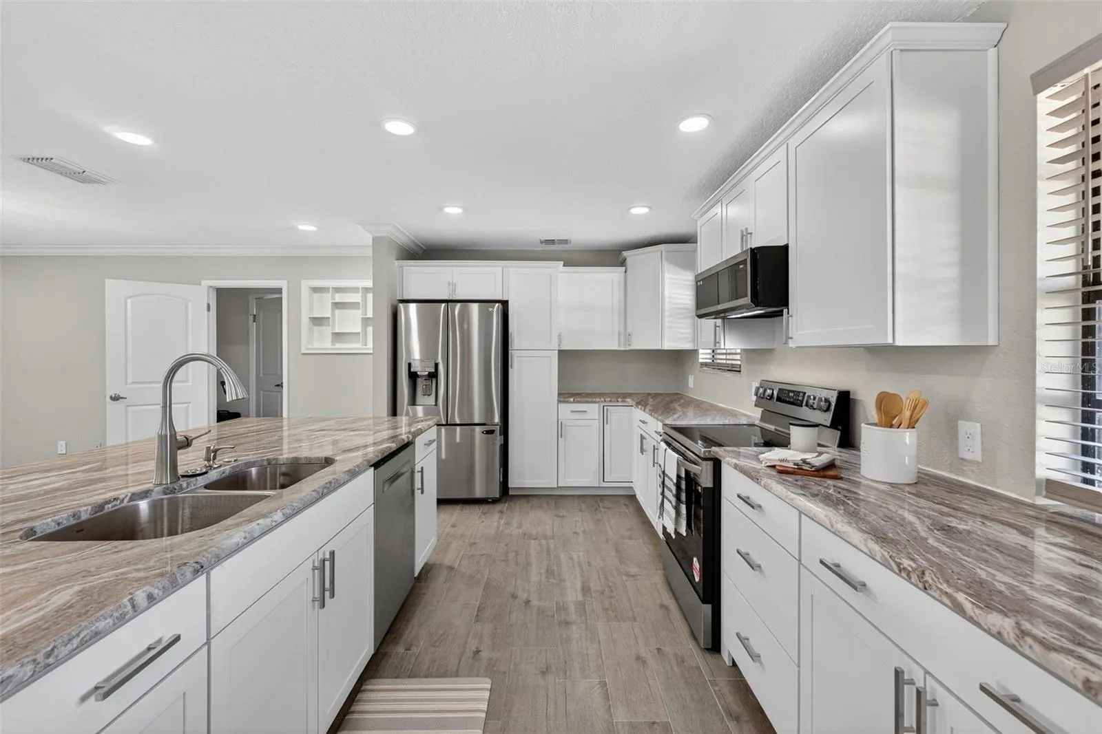 7 E BAY ST