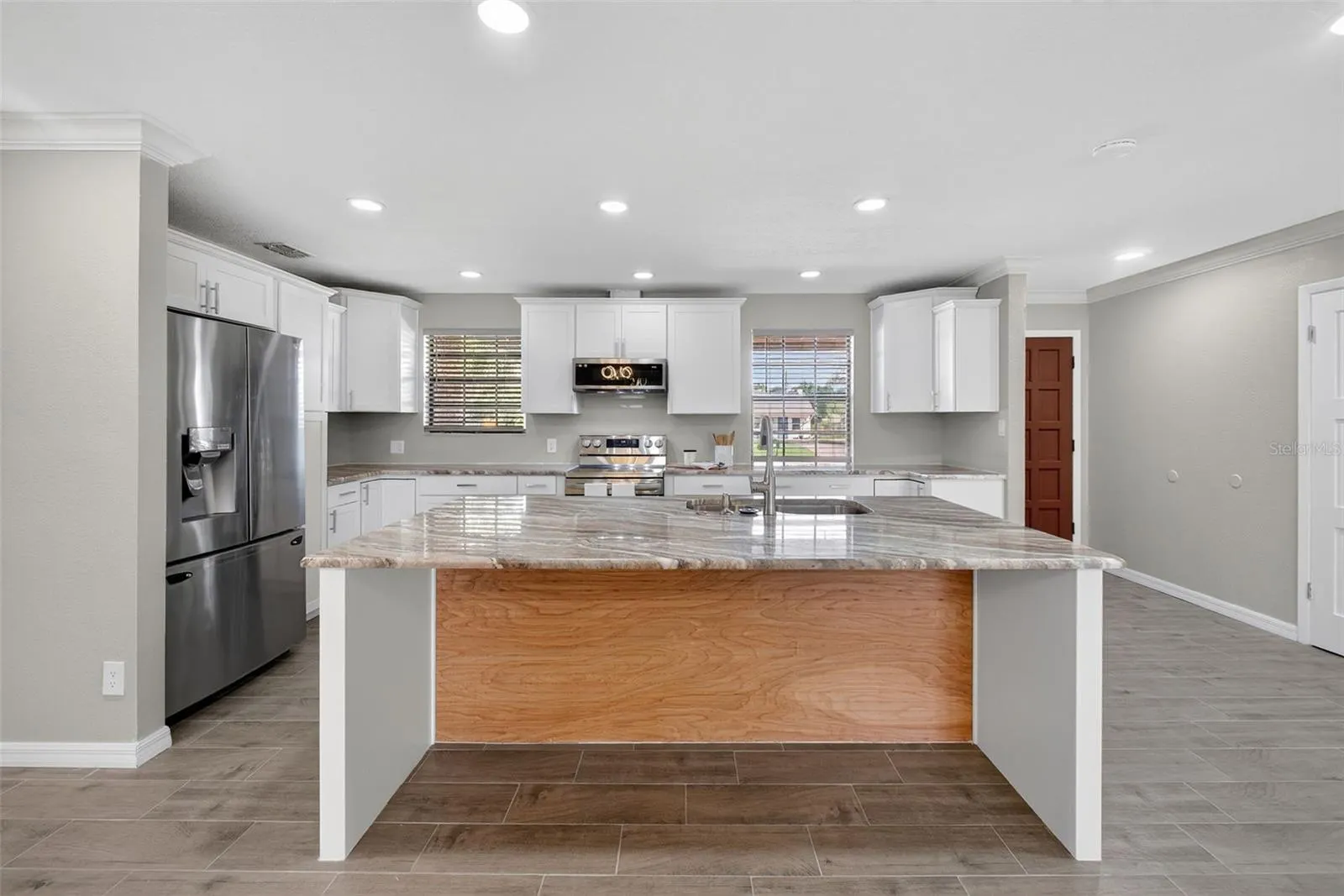 7 E BAY ST