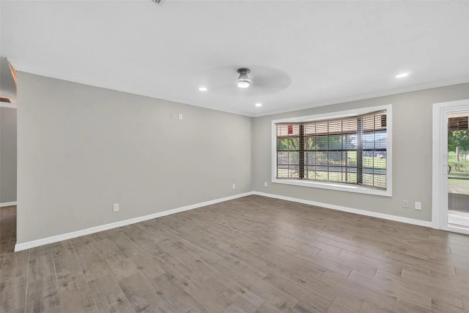 7 E BAY ST