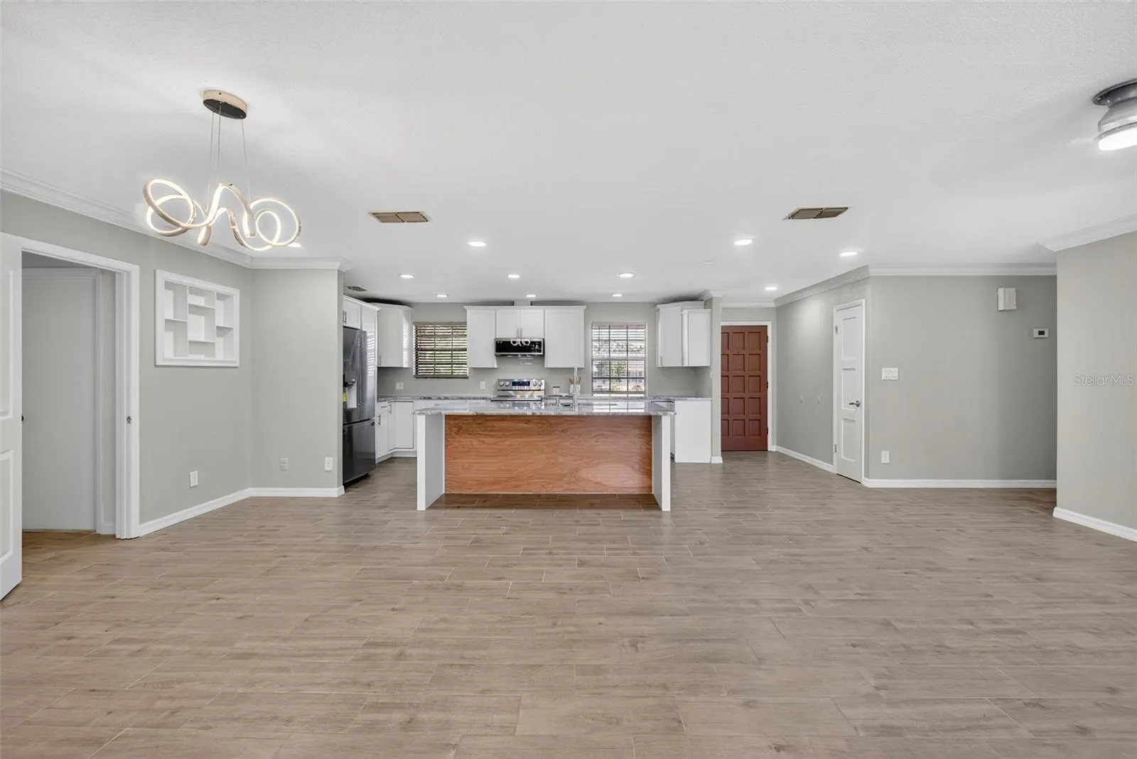 7 E BAY ST