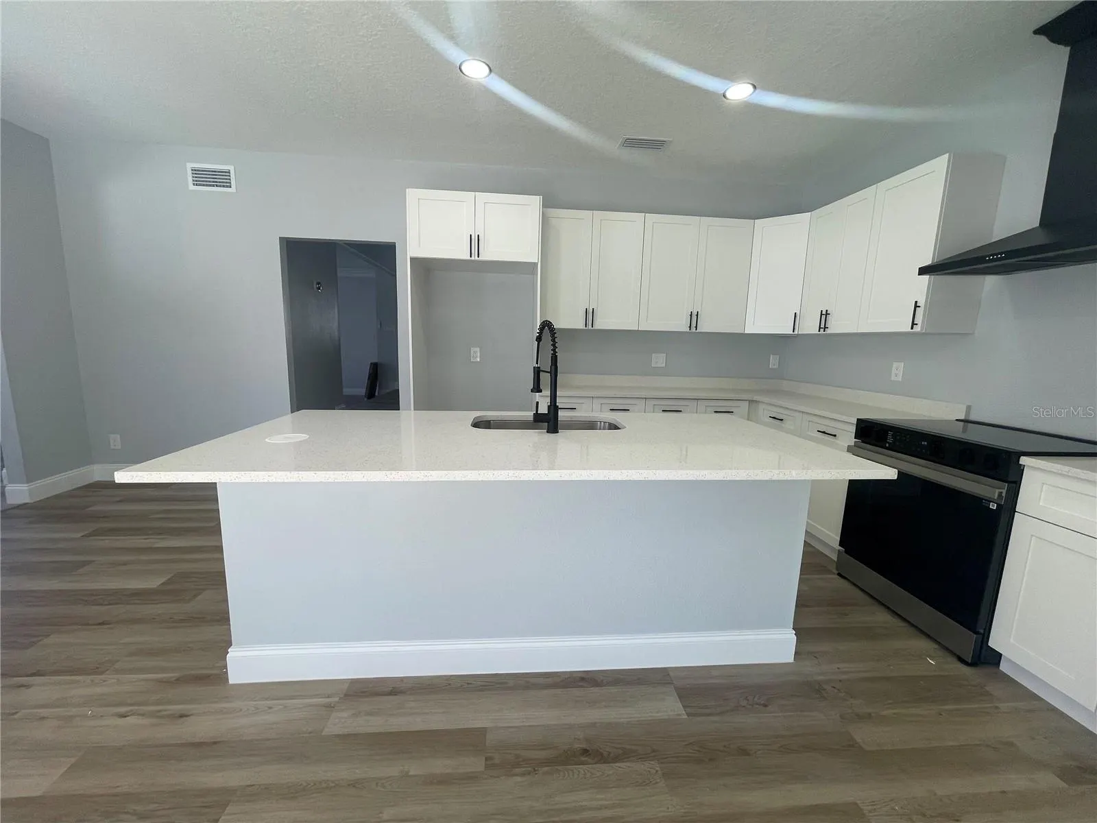 1233 HANCOCK CIR