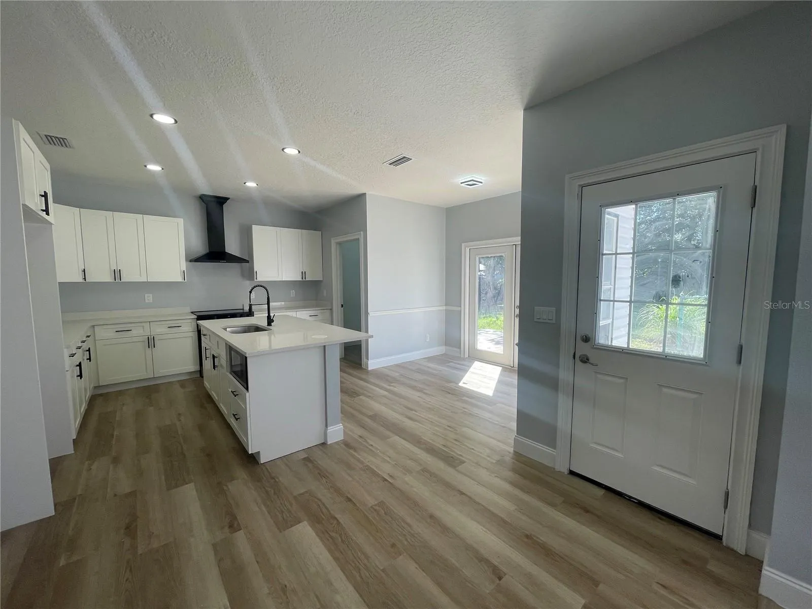 1233 HANCOCK CIR