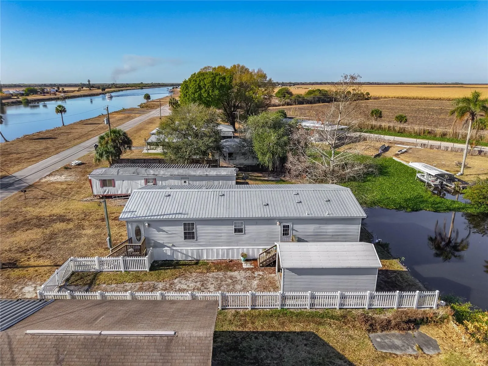 1824 RIVERSIDE DR