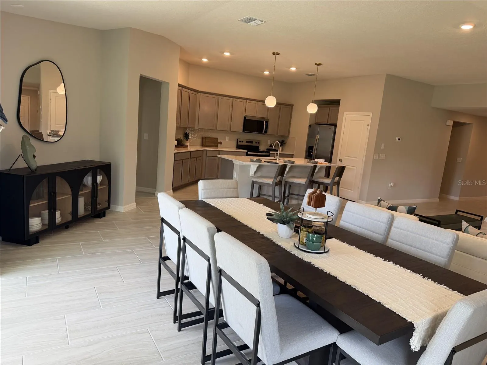 2602 LOLA LN