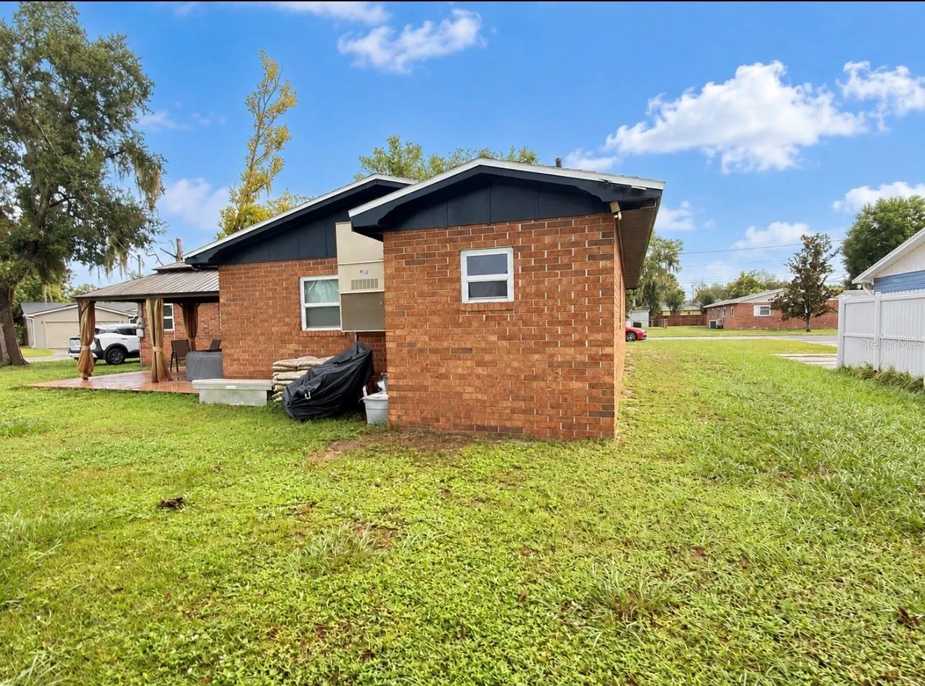 305 W WELLINGTON DR