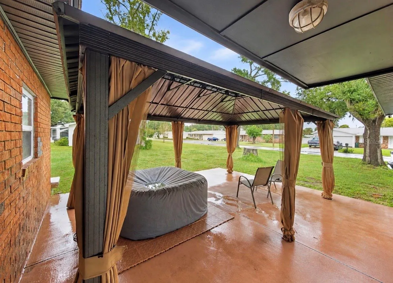 305 W WELLINGTON DR
