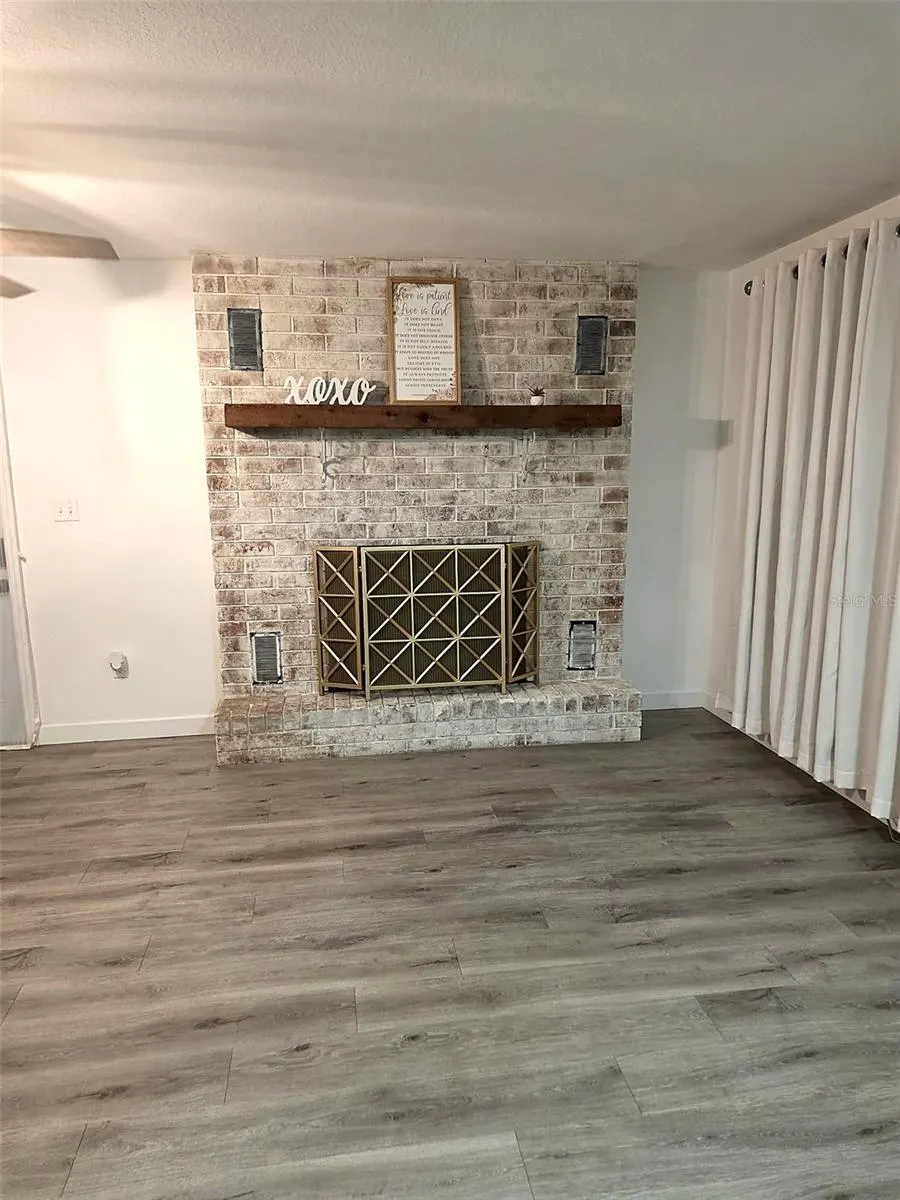 305 W WELLINGTON DR