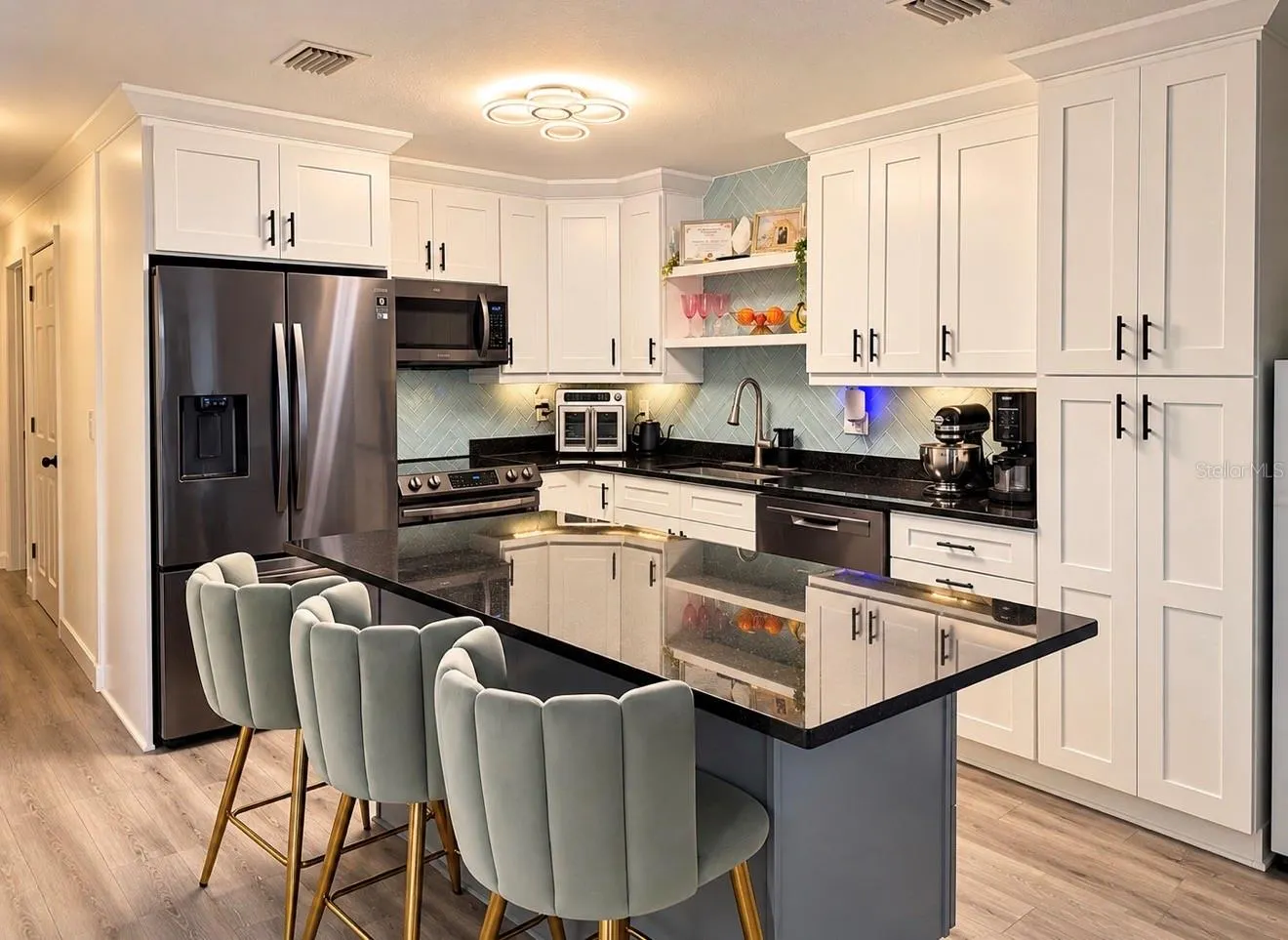 305 W WELLINGTON DR