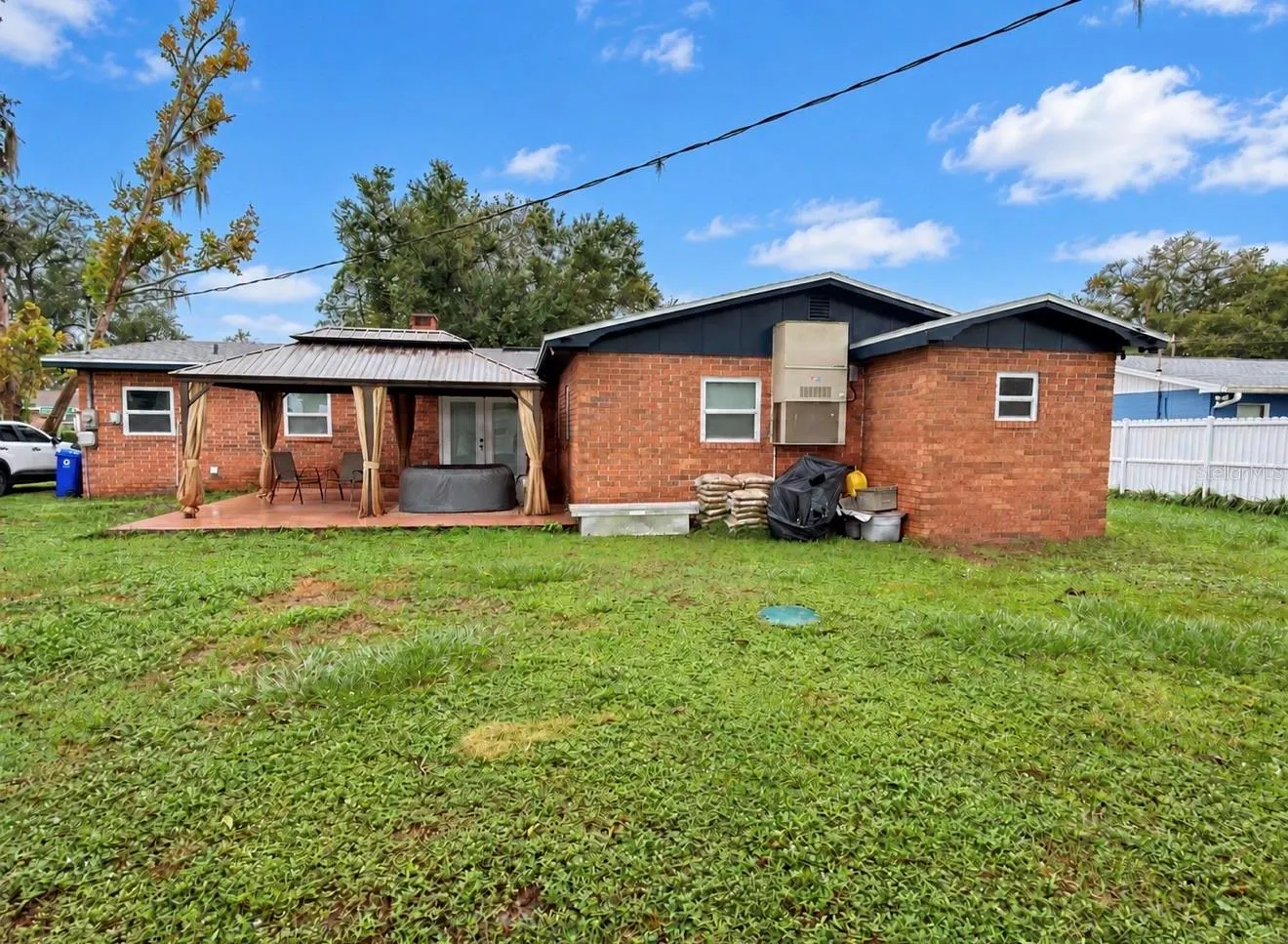 305 W WELLINGTON DR
