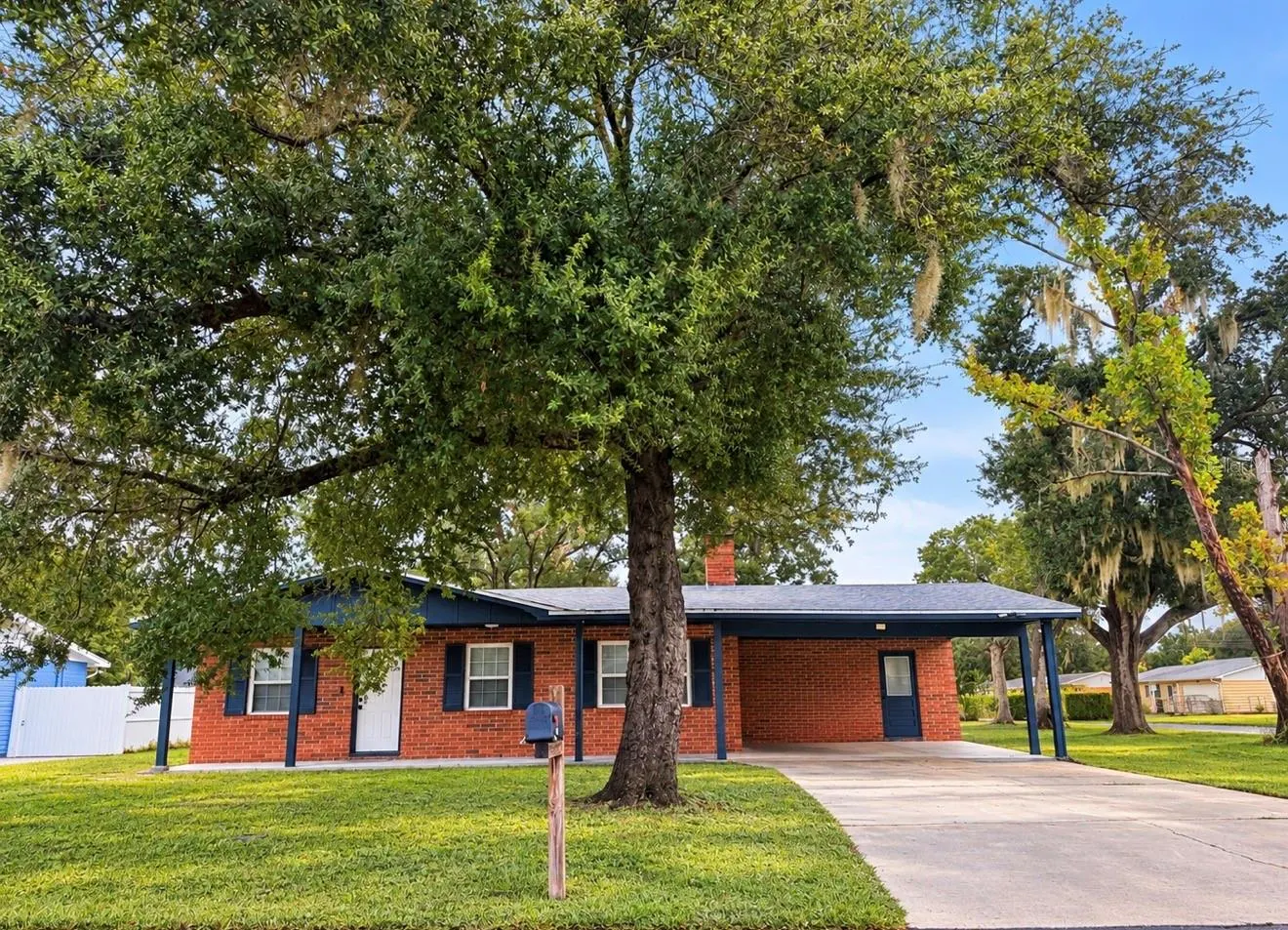 305 W WELLINGTON DR