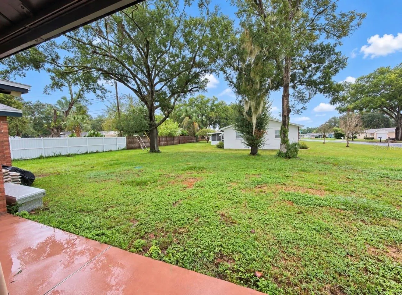 305 W WELLINGTON DR
