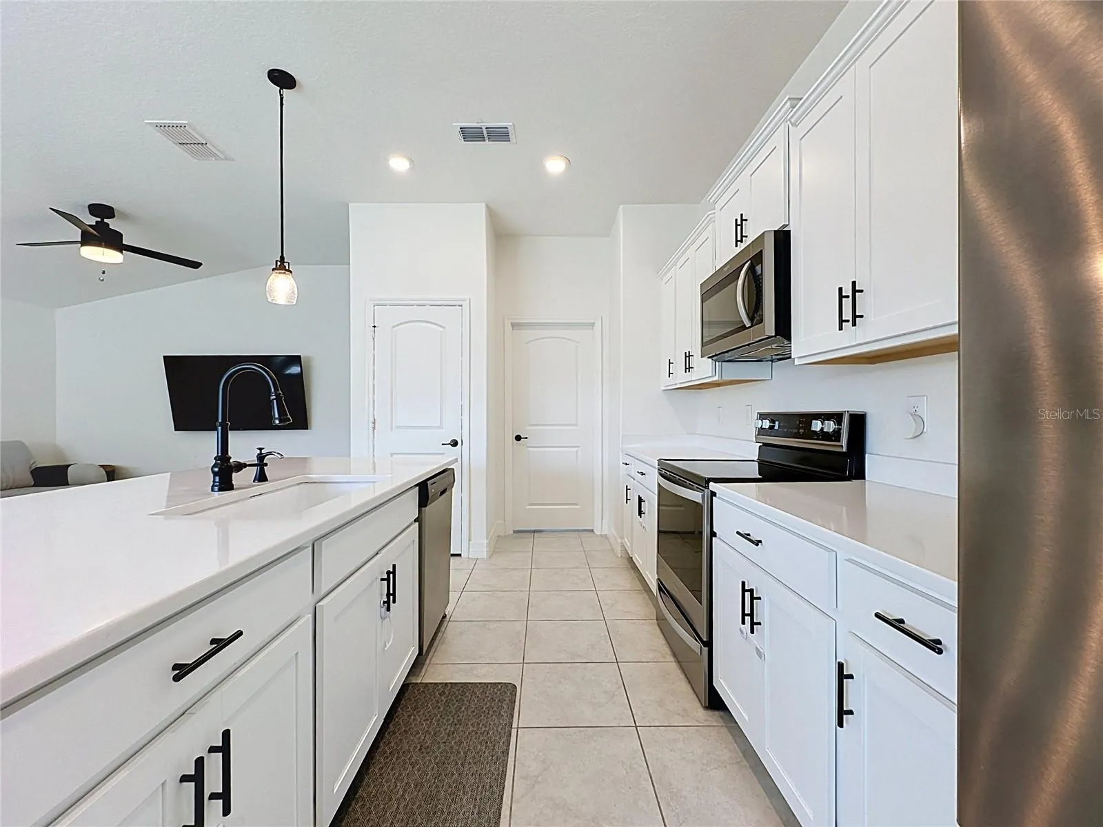 1124 PAPAYA CIR