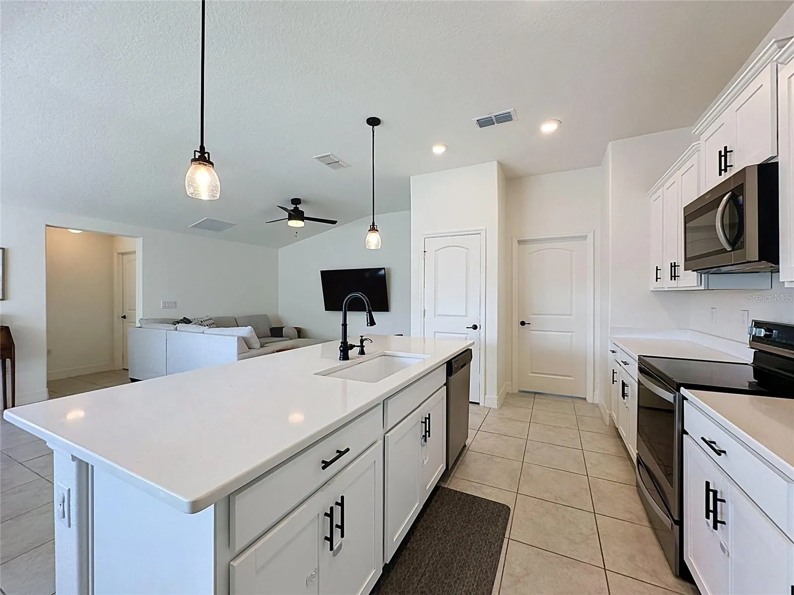 1124 PAPAYA CIR