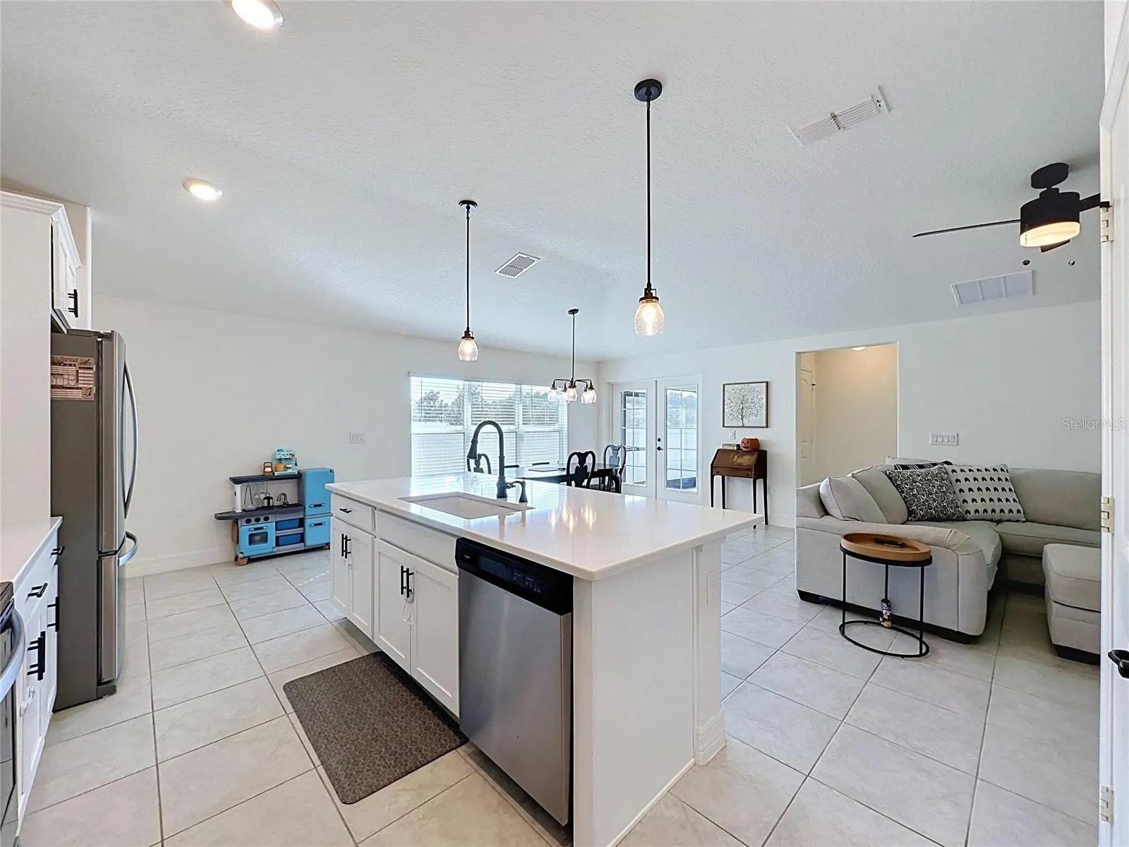 1124 PAPAYA CIR