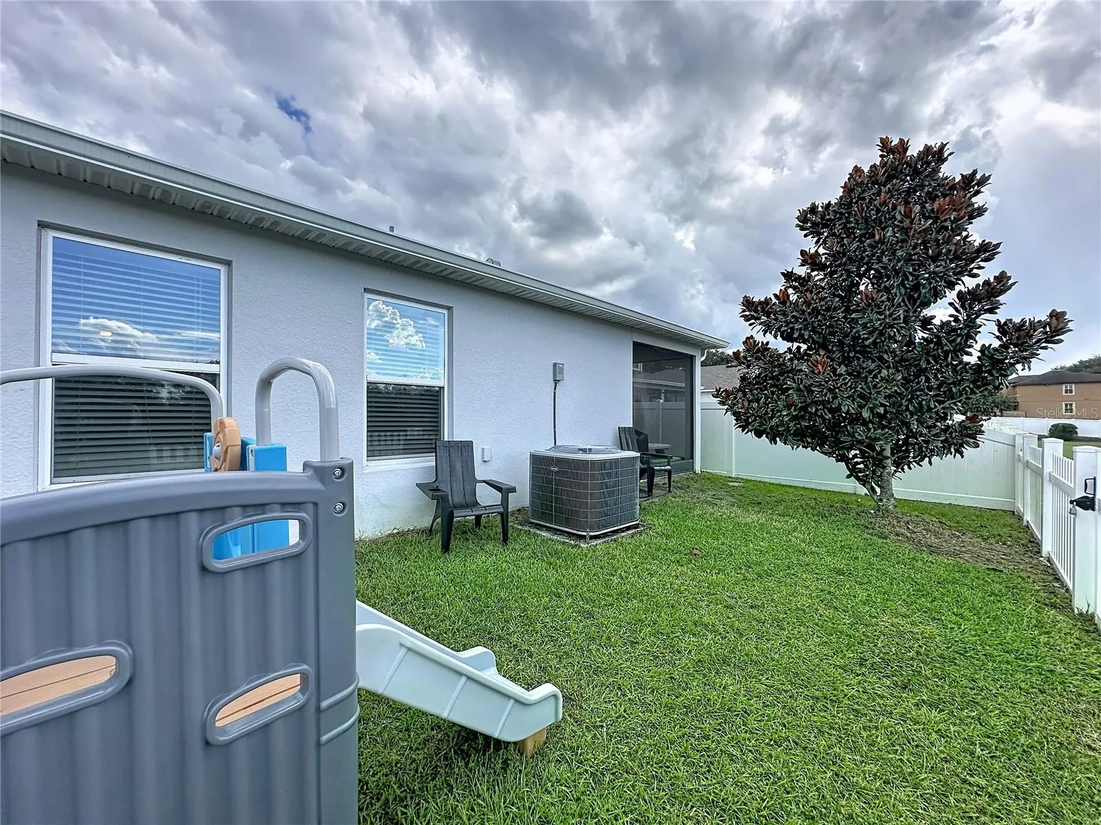 1124 PAPAYA CIR