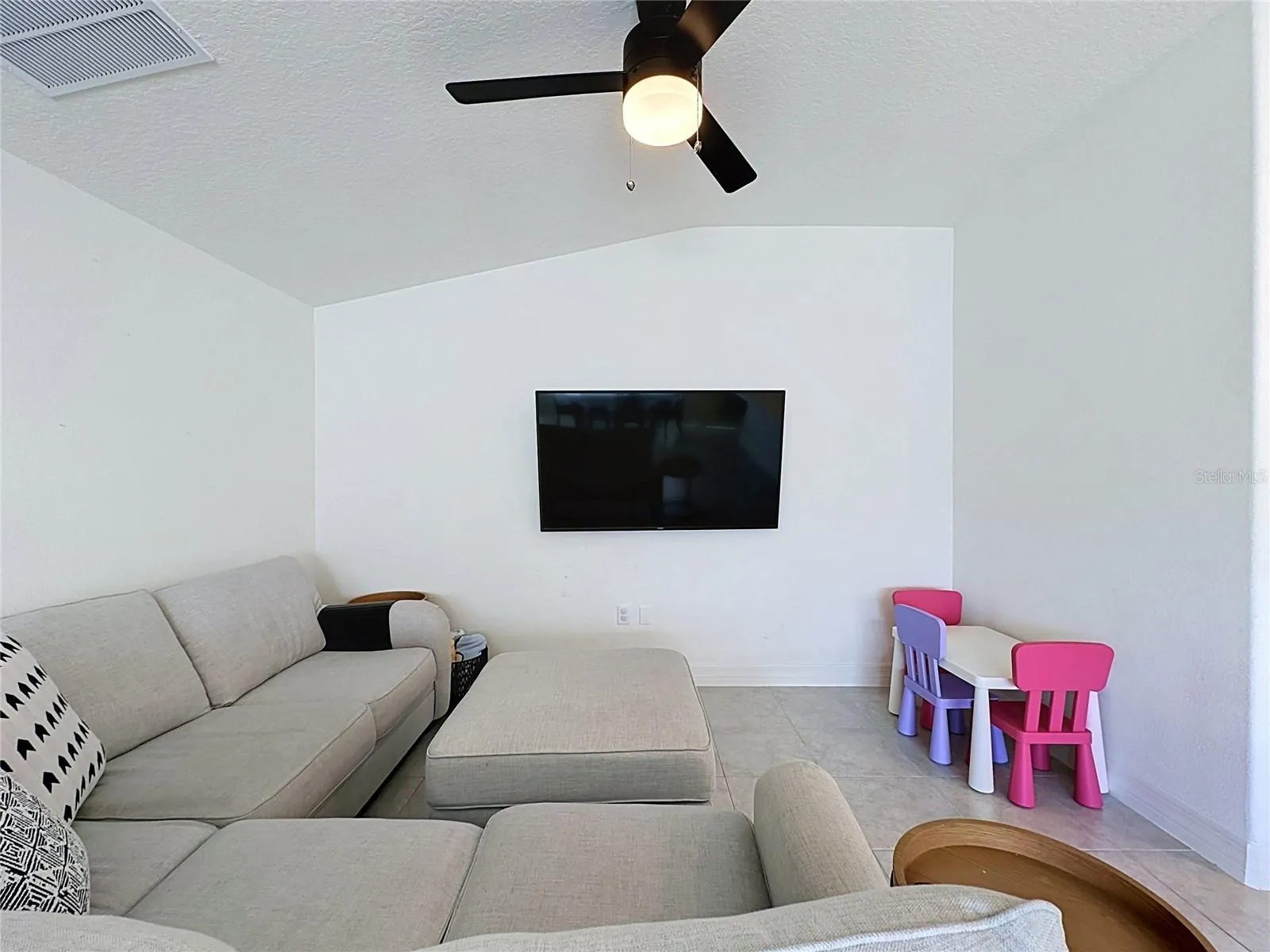 1124 PAPAYA CIR