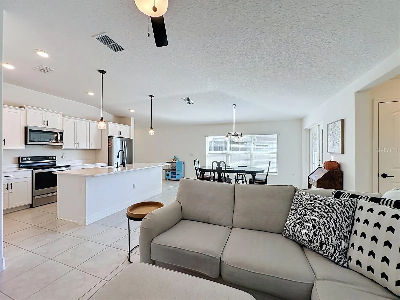 1124 PAPAYA CIR