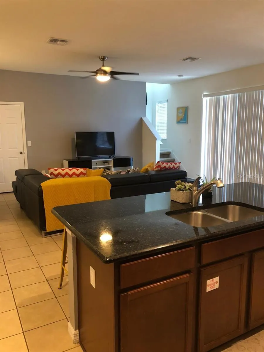 921 LAS FUENTES DR