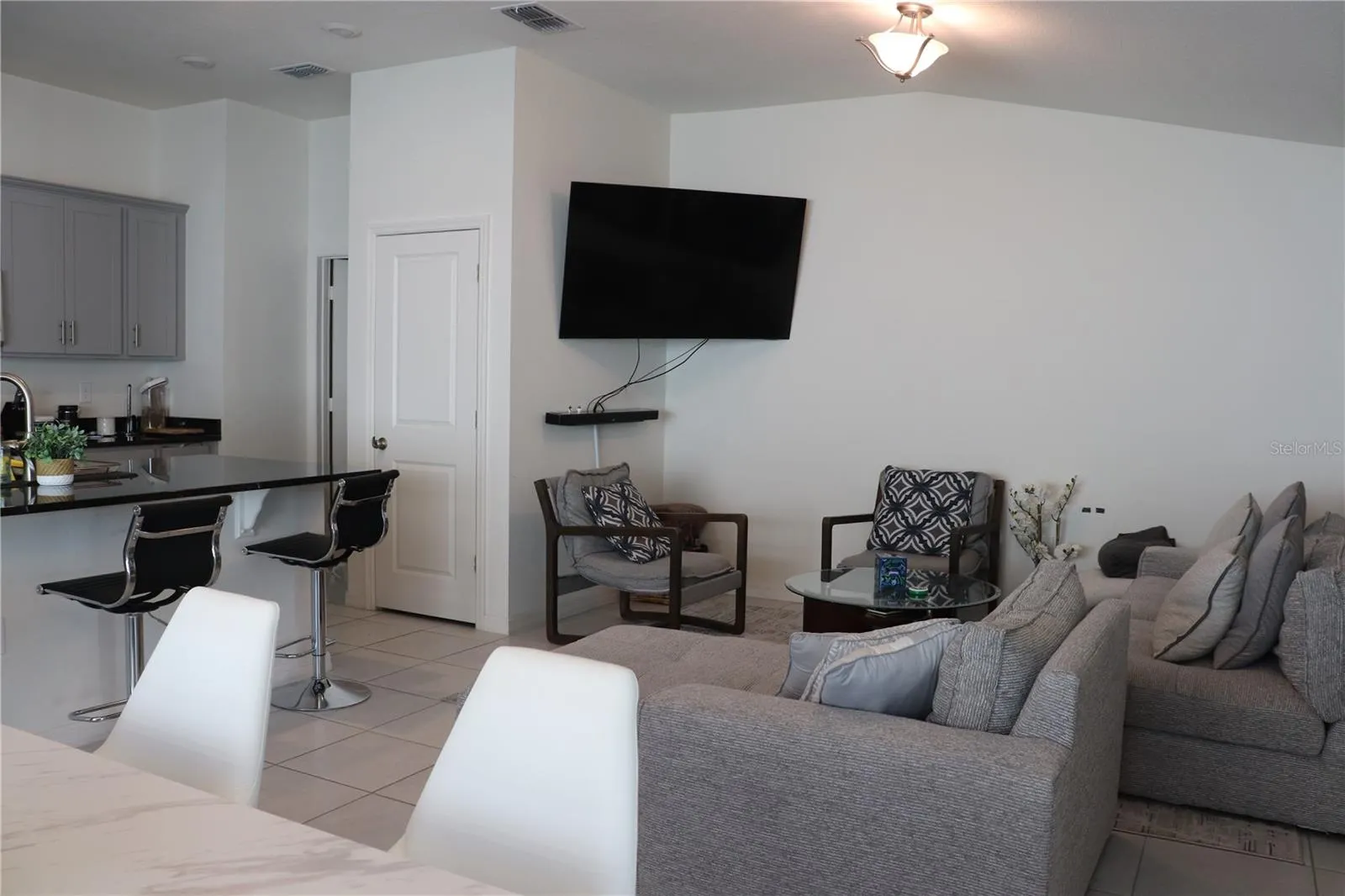1188 PAPAYA CIR
