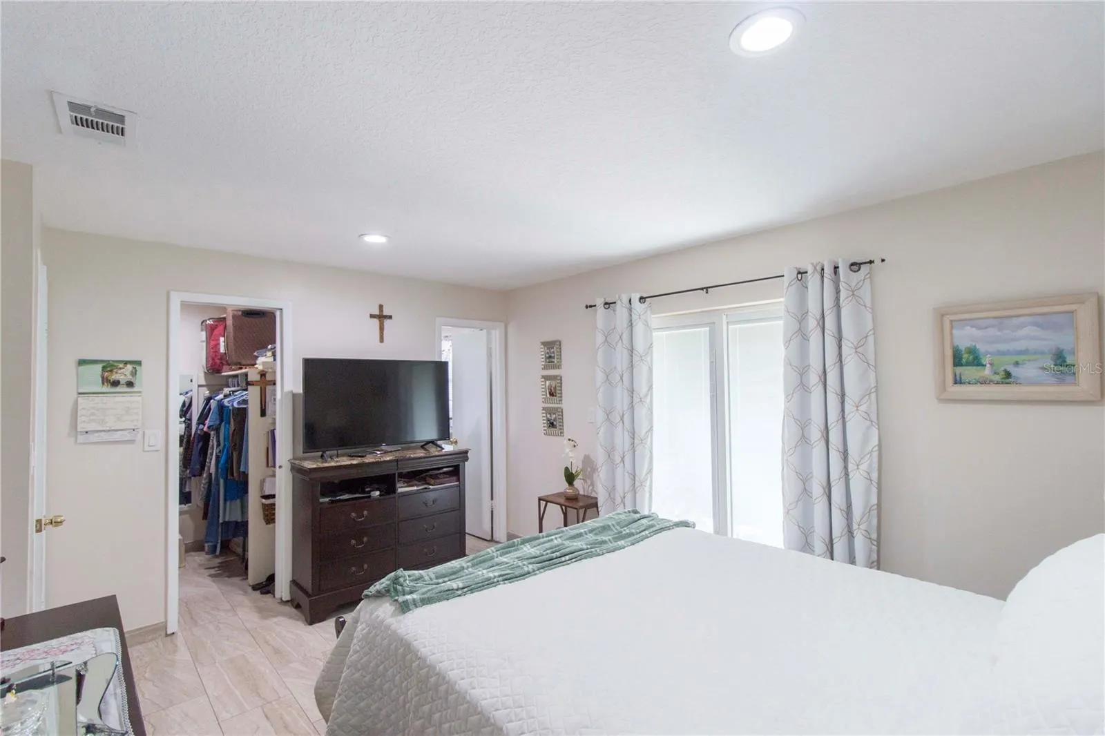 214 DAHLIA DR