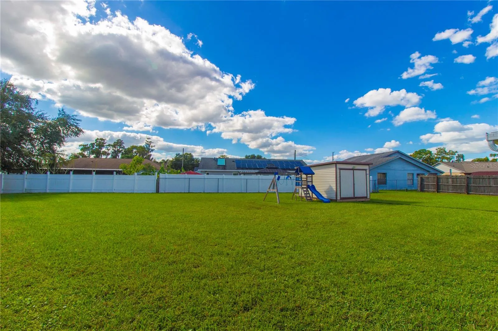 214 DAHLIA DR