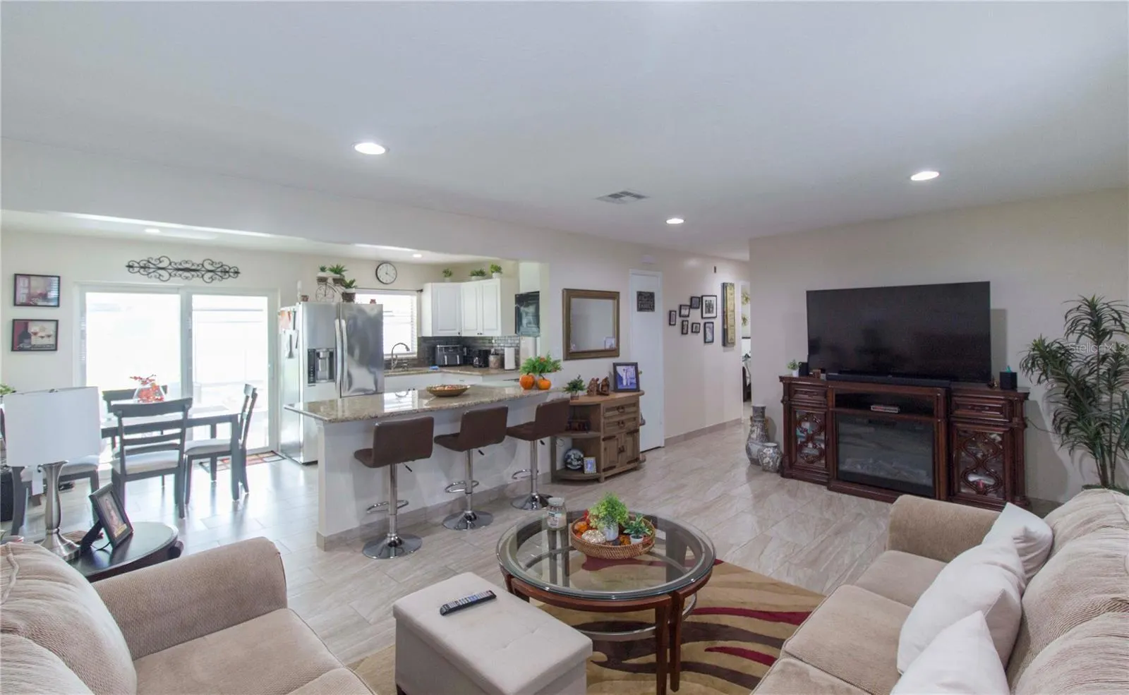 214 DAHLIA DR