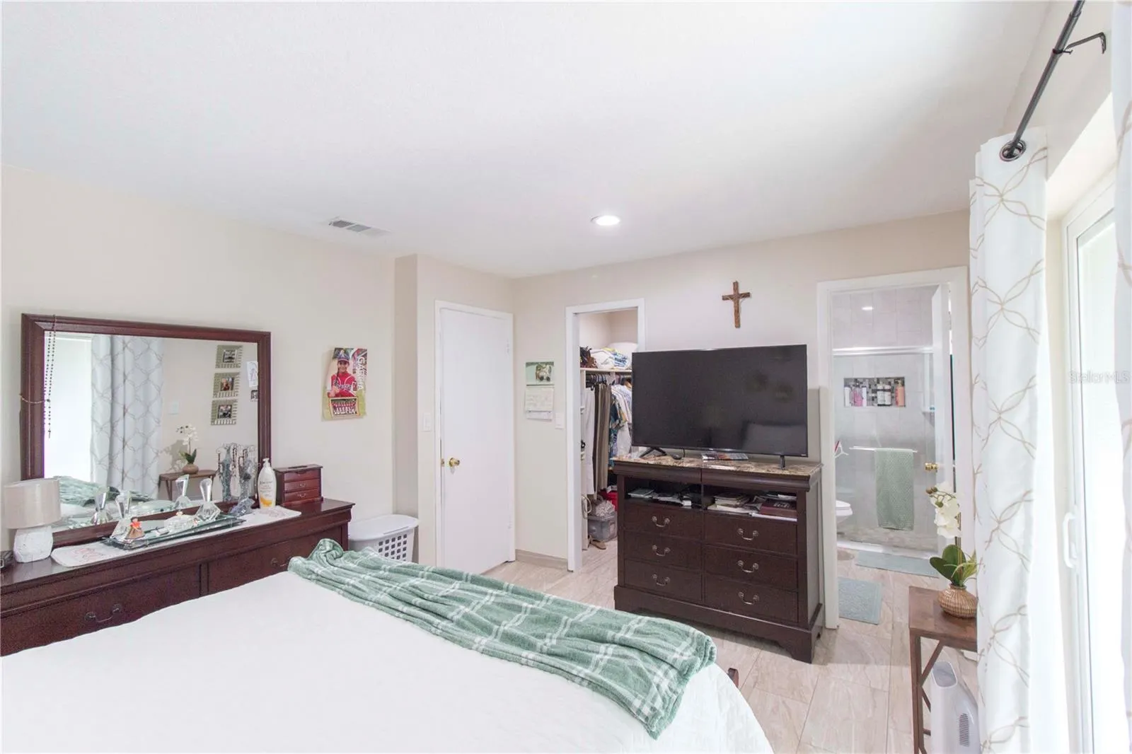 214 DAHLIA DR