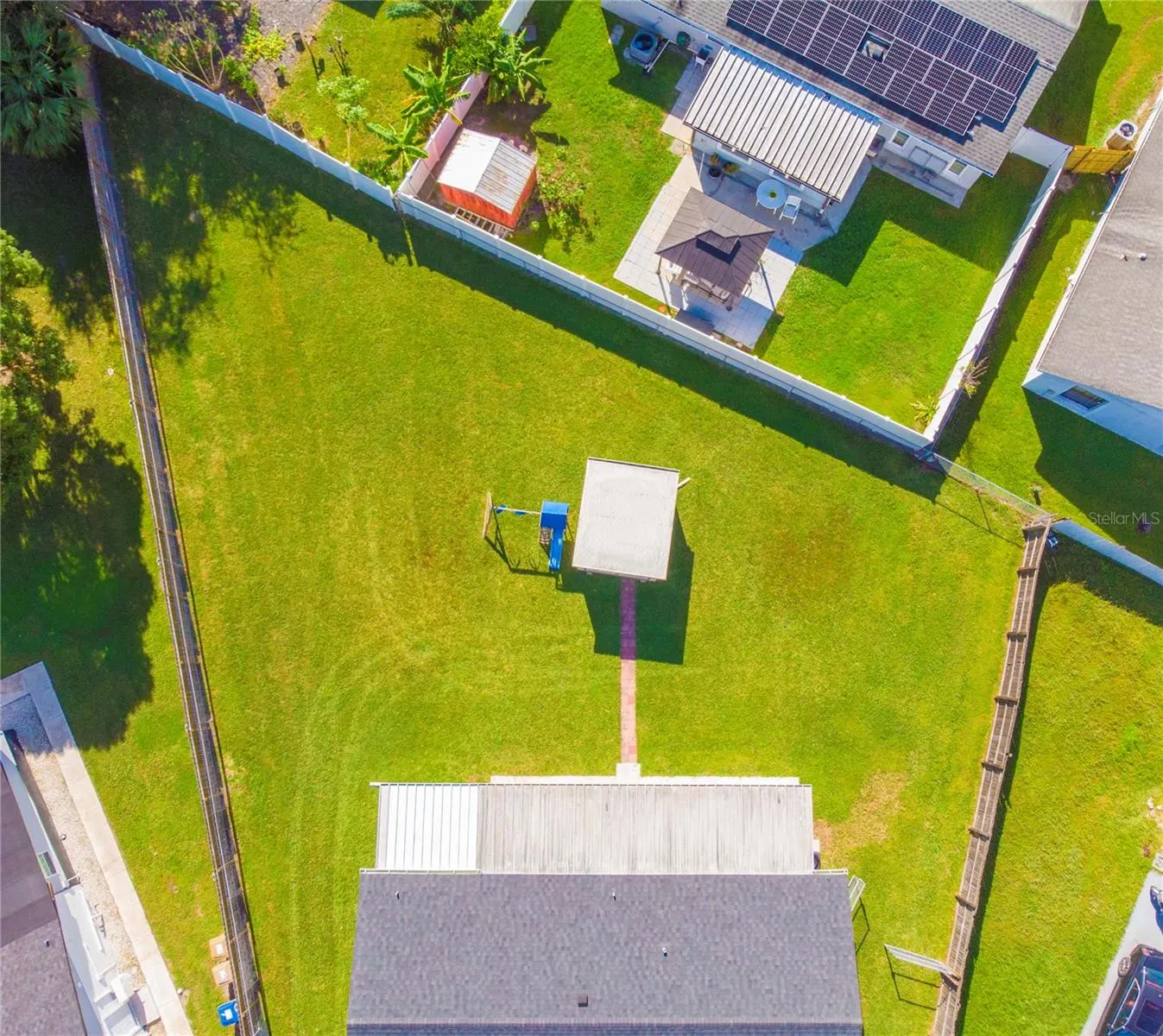 214 DAHLIA DR