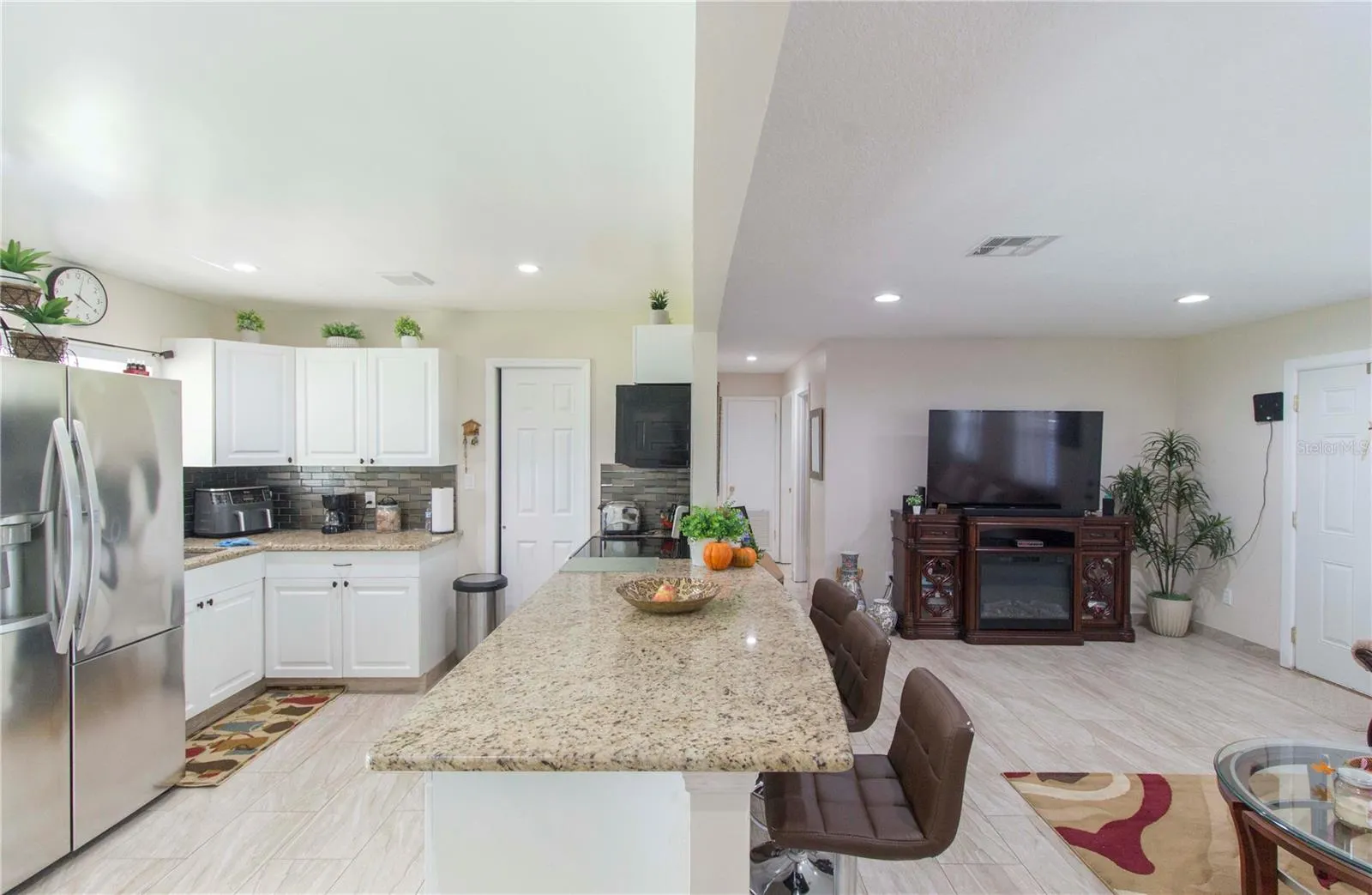 214 DAHLIA DR