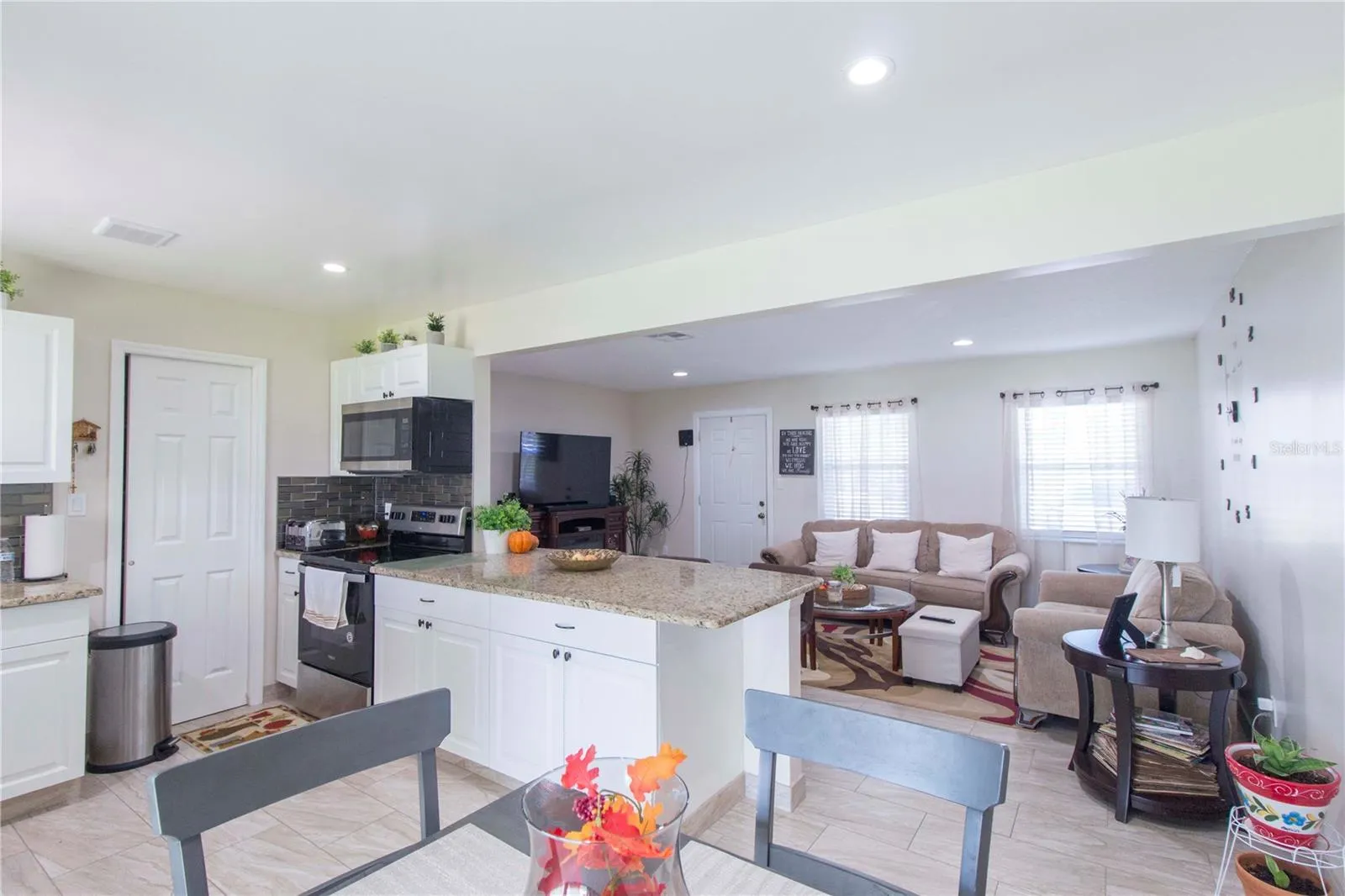 214 DAHLIA DR
