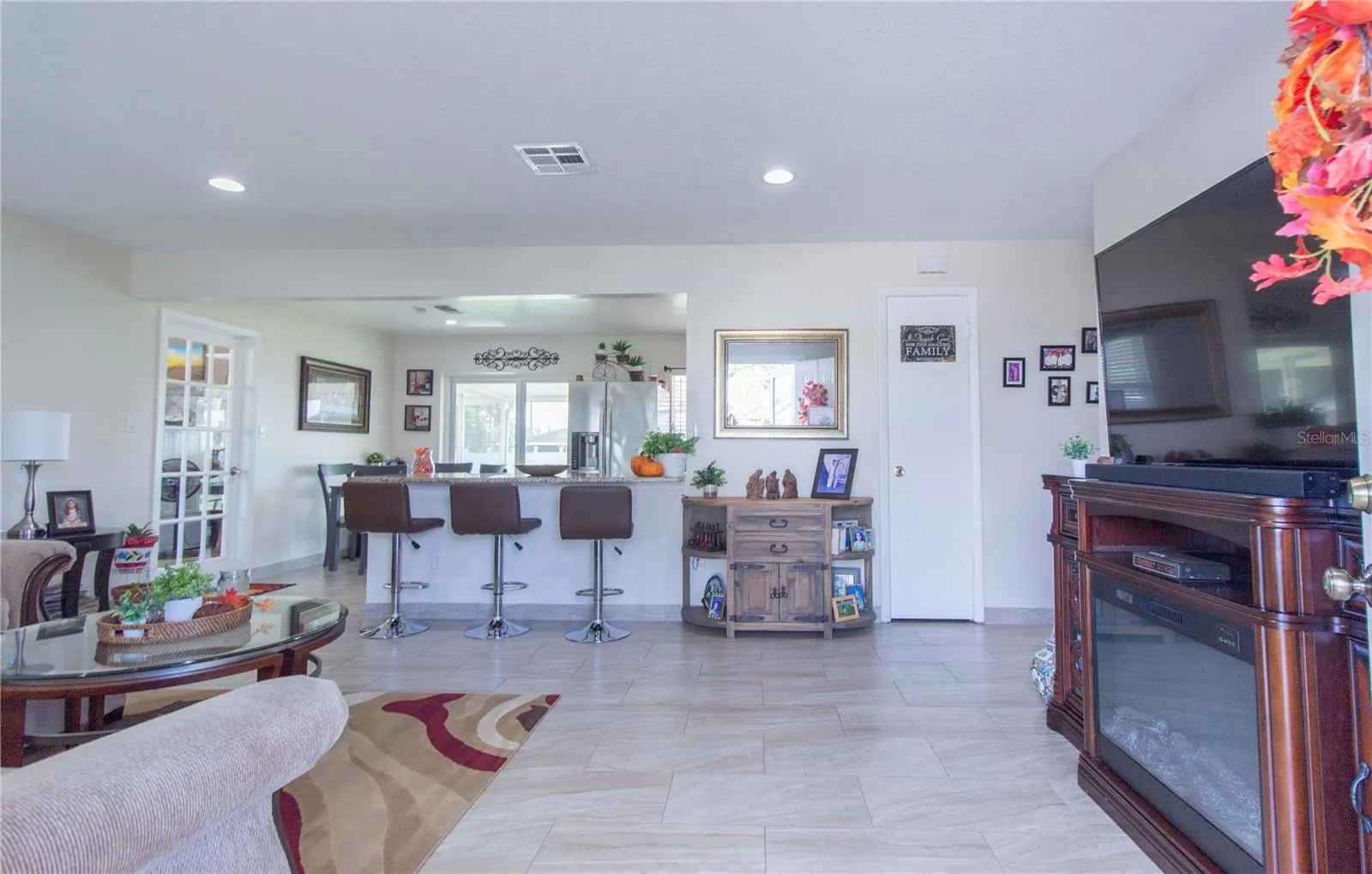 214 DAHLIA DR