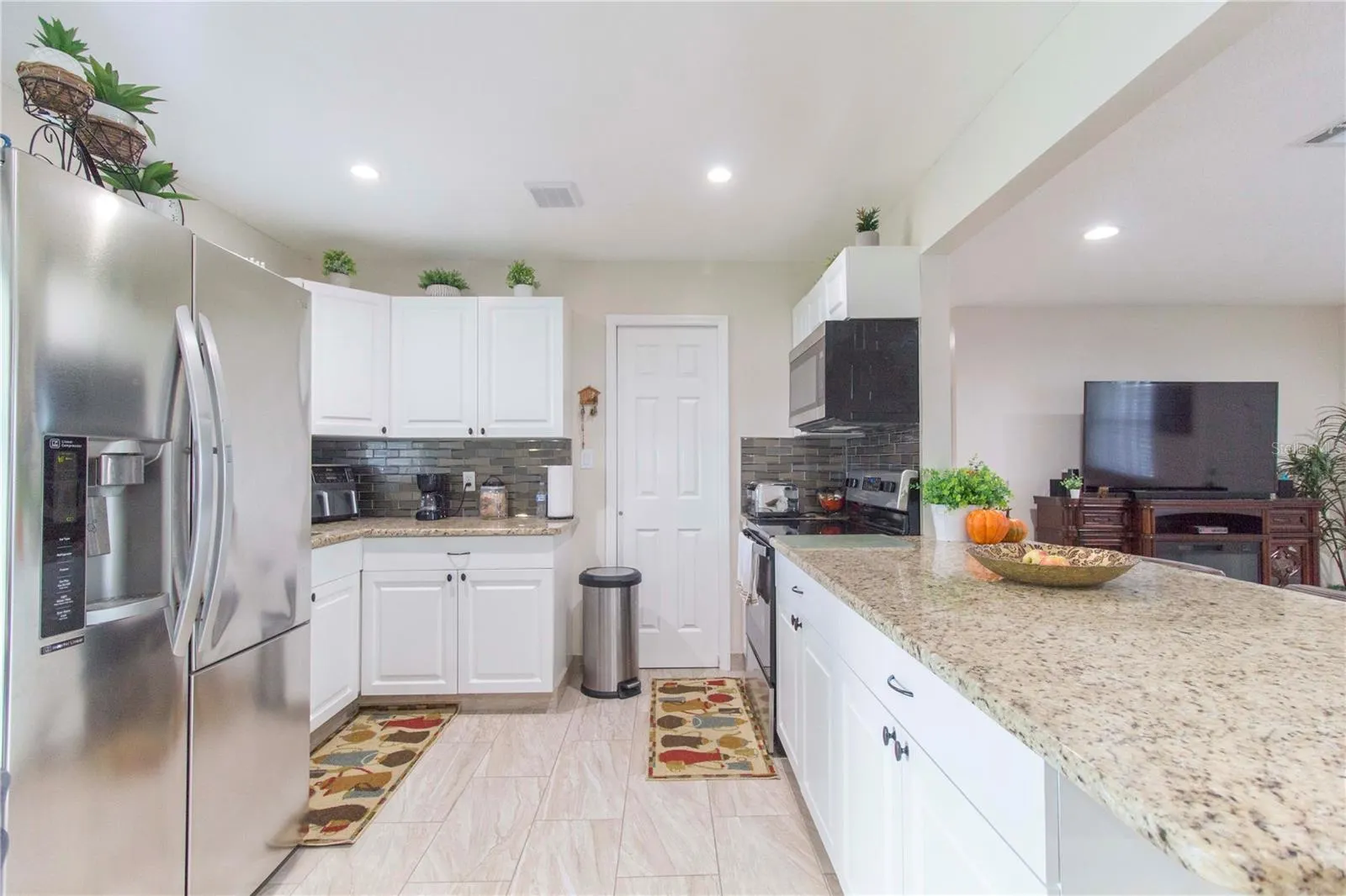 214 DAHLIA DR