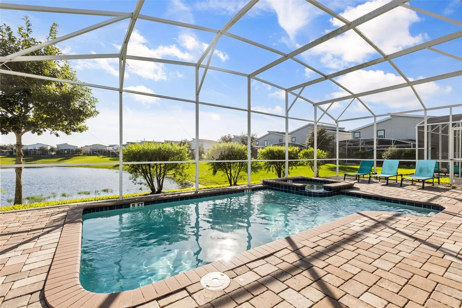 351 OCEAN COURSE AVE