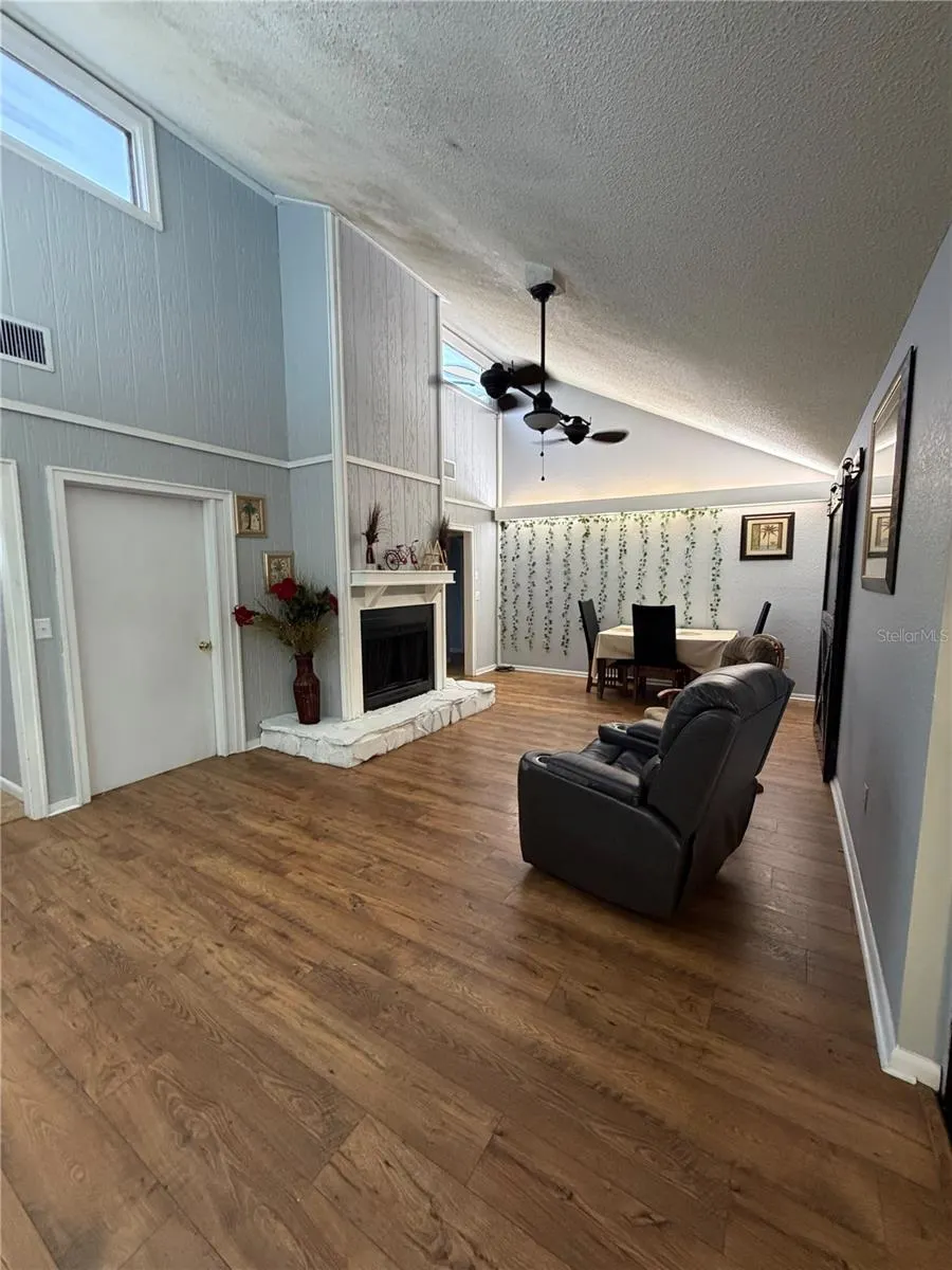 4404 S LAUREL POINTE DR