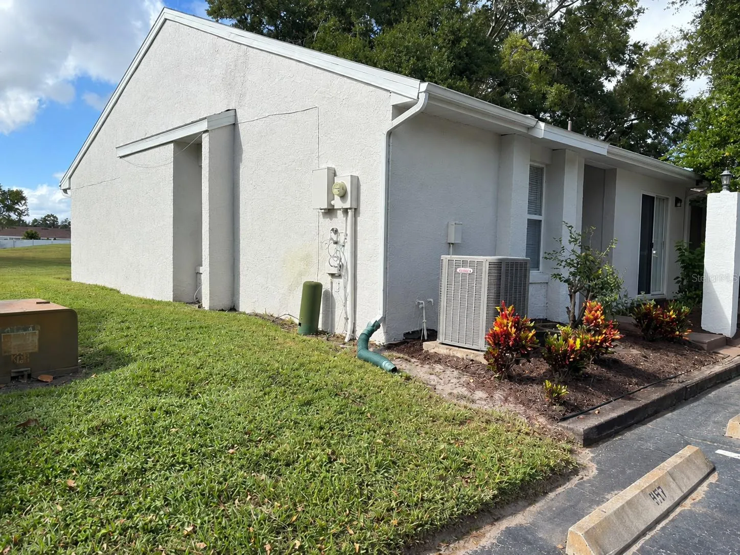 949 PEBBLE CREEK CIR