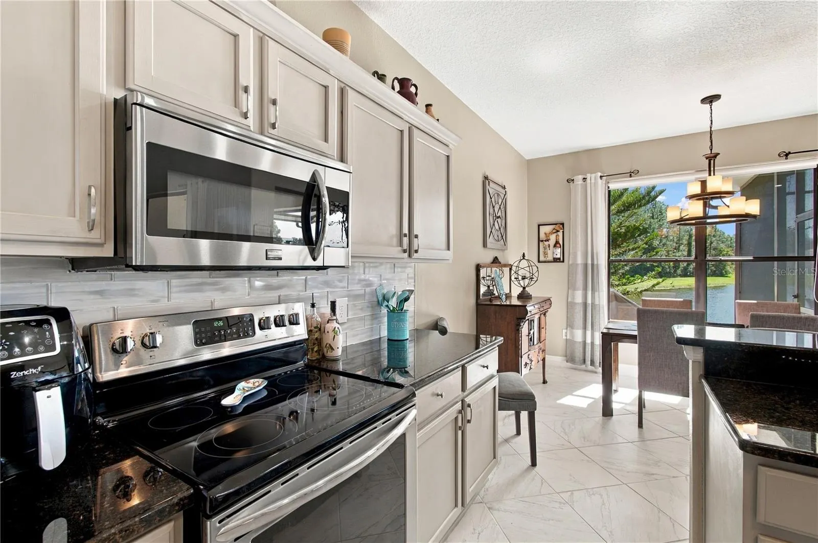 318 LA JOLLA LN