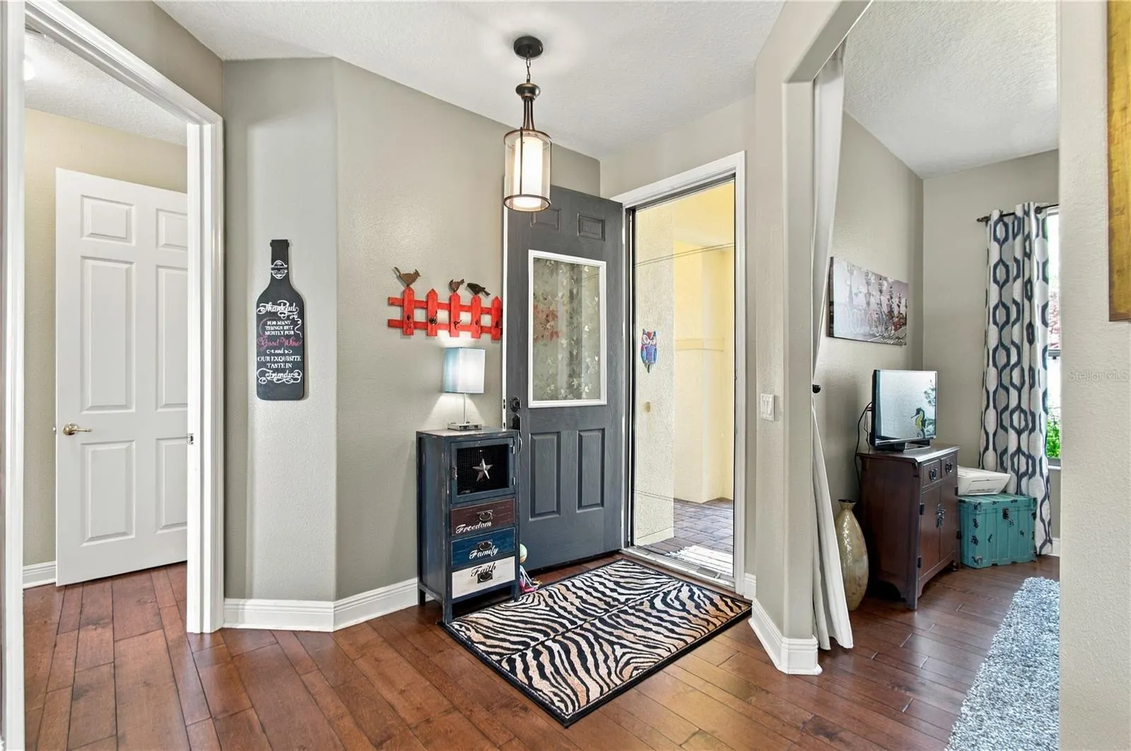 318 LA JOLLA LN