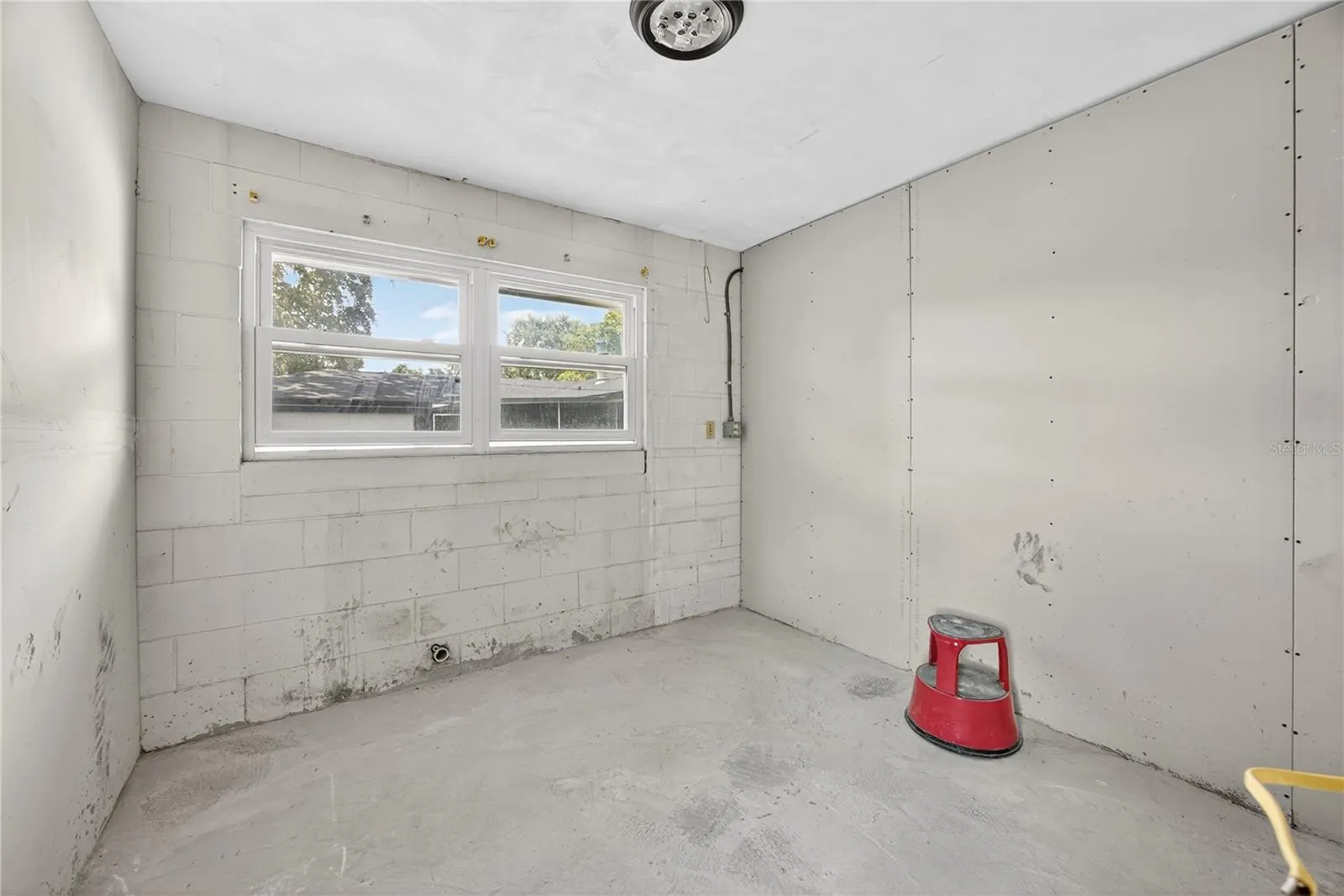 2502 VINE ST
