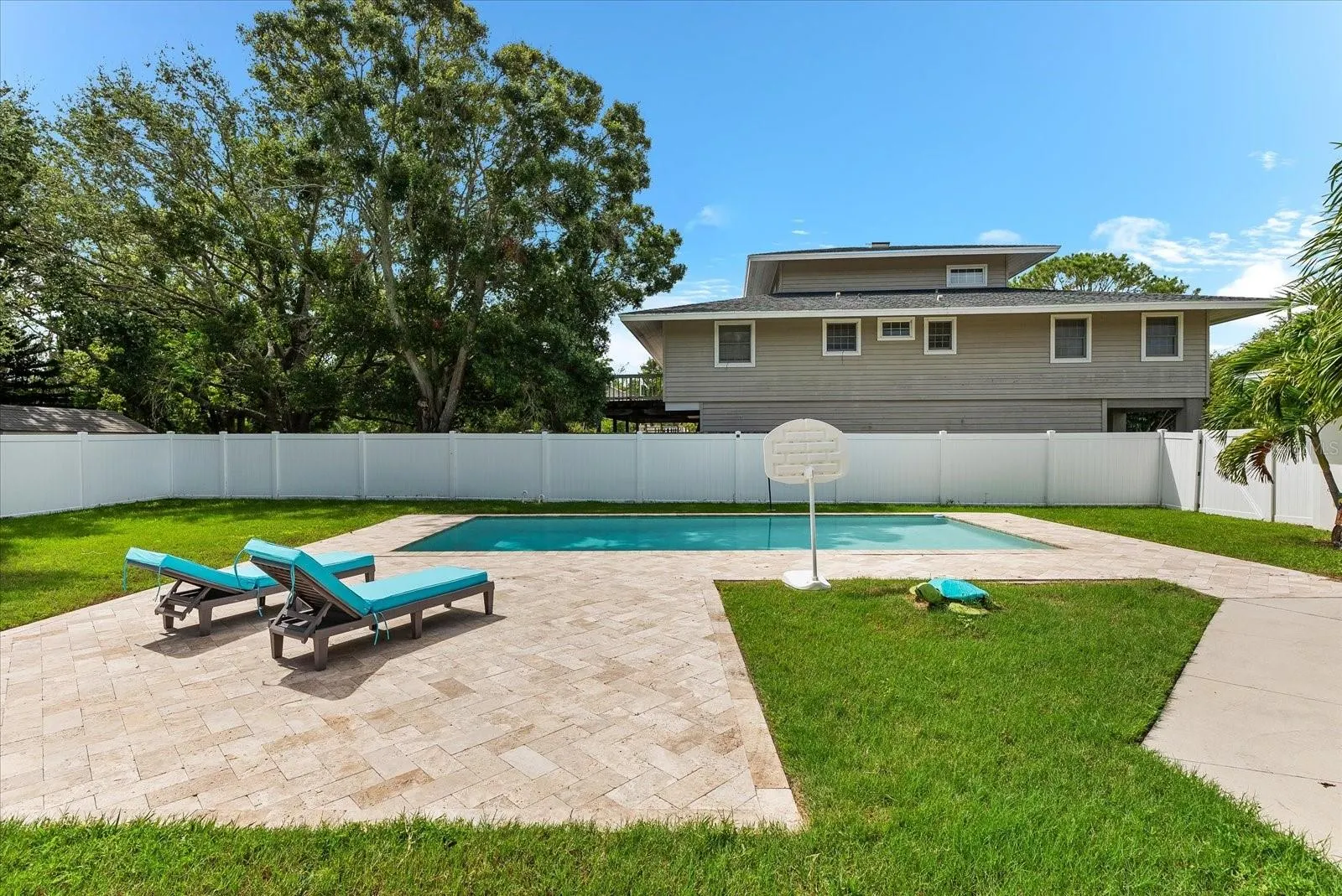 125 CARLYLE DR