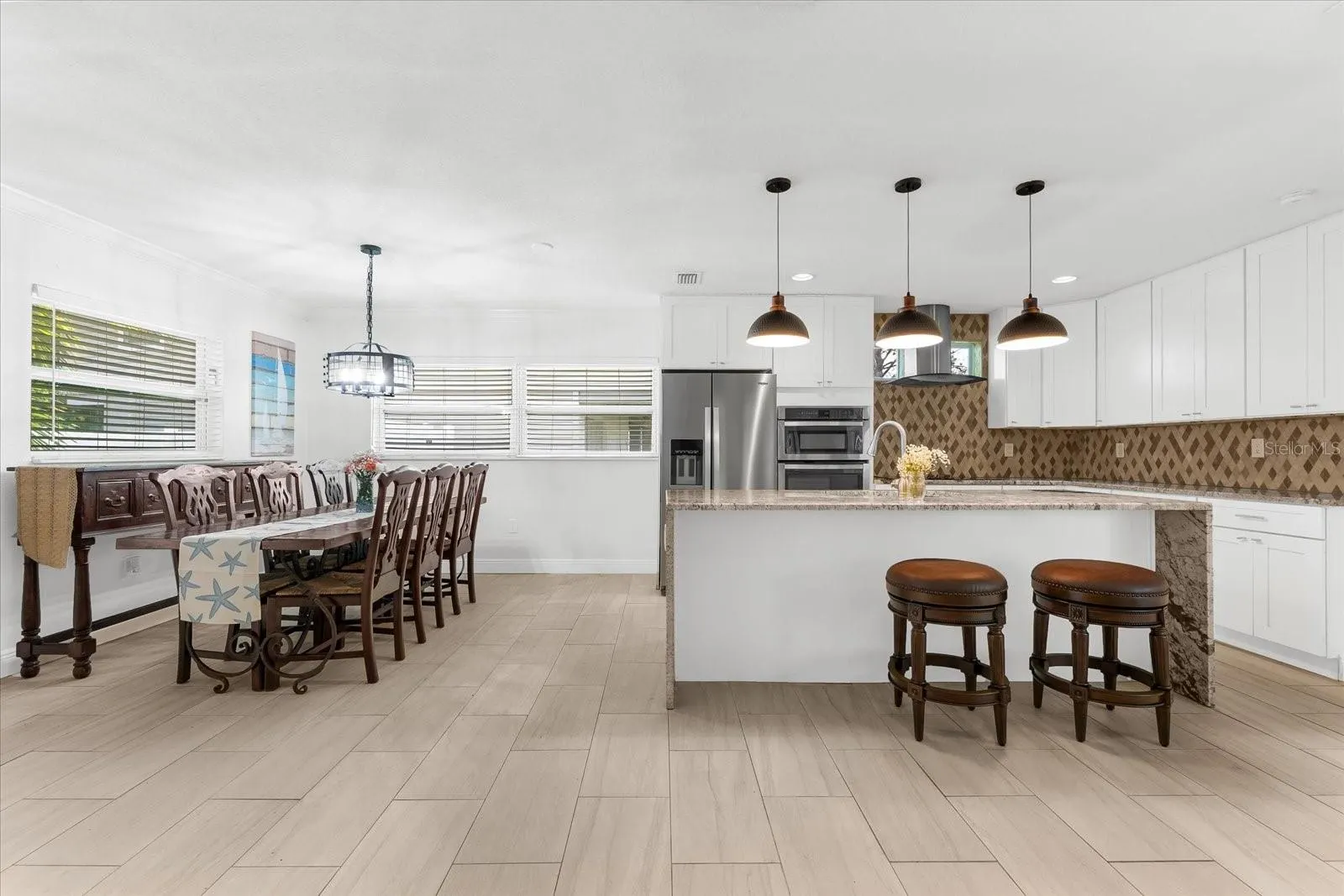 125 CARLYLE DR