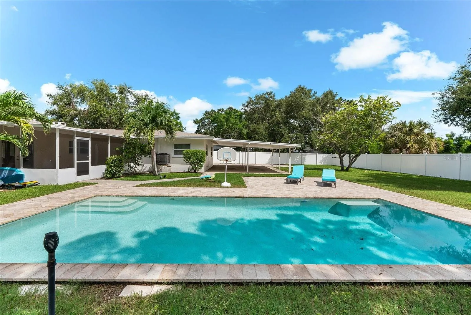 125 CARLYLE DR