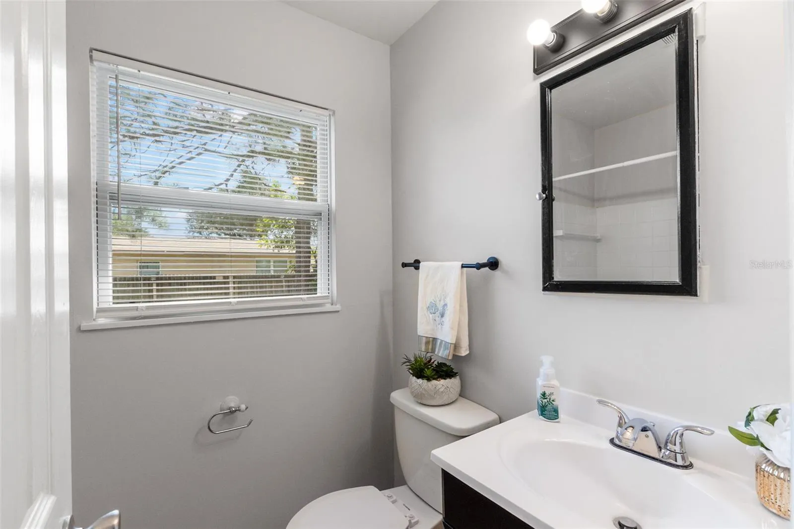 127 EMERALD LN