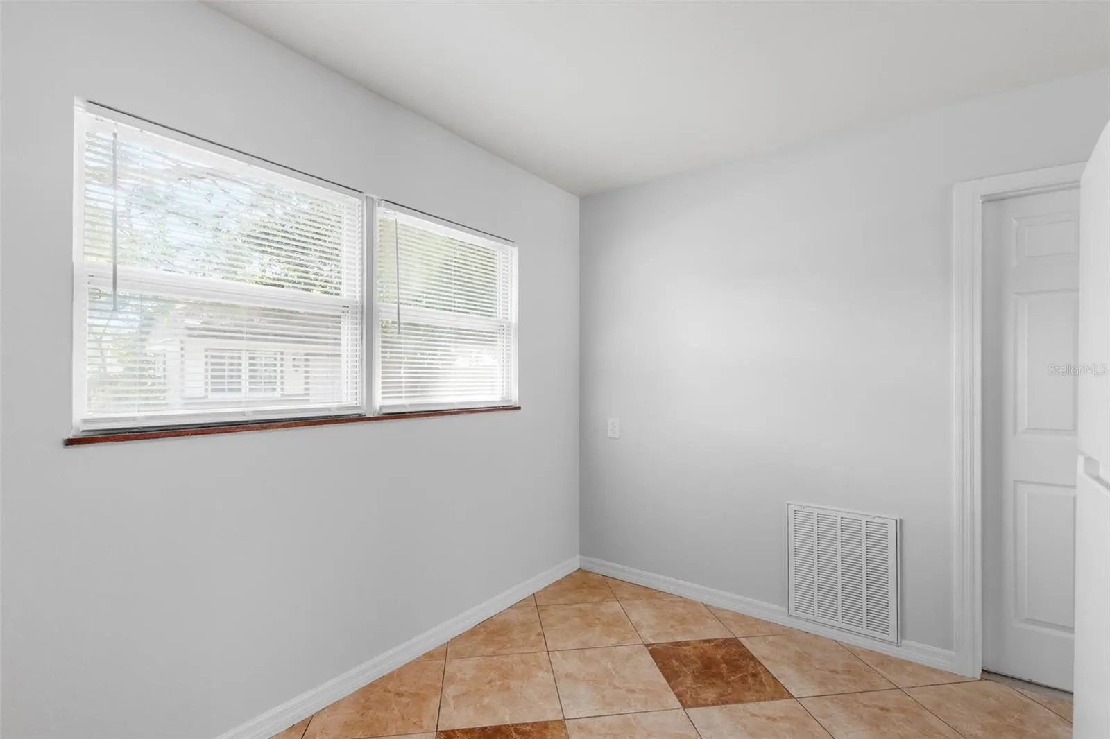 127 EMERALD LN