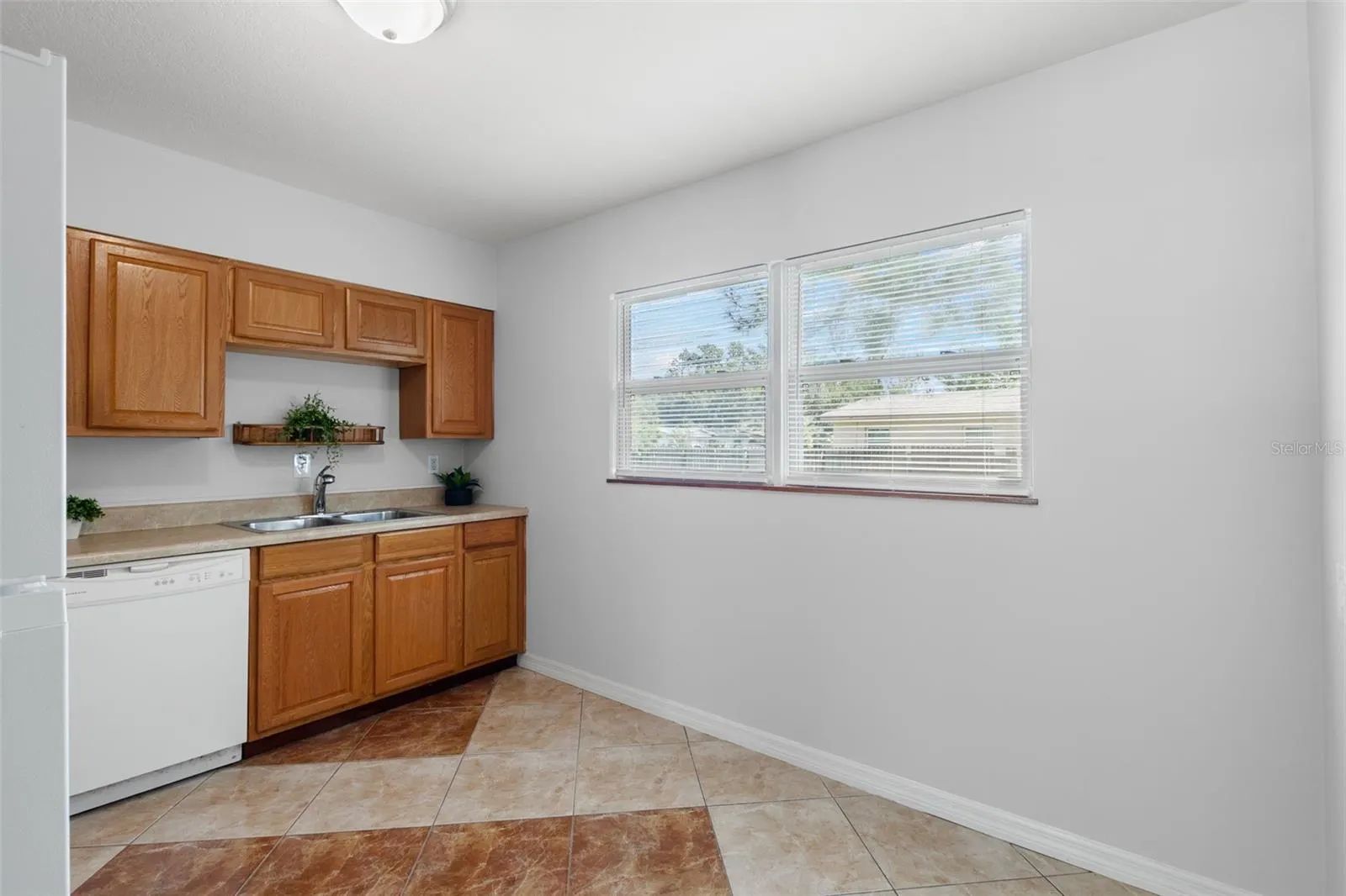 127 EMERALD LN