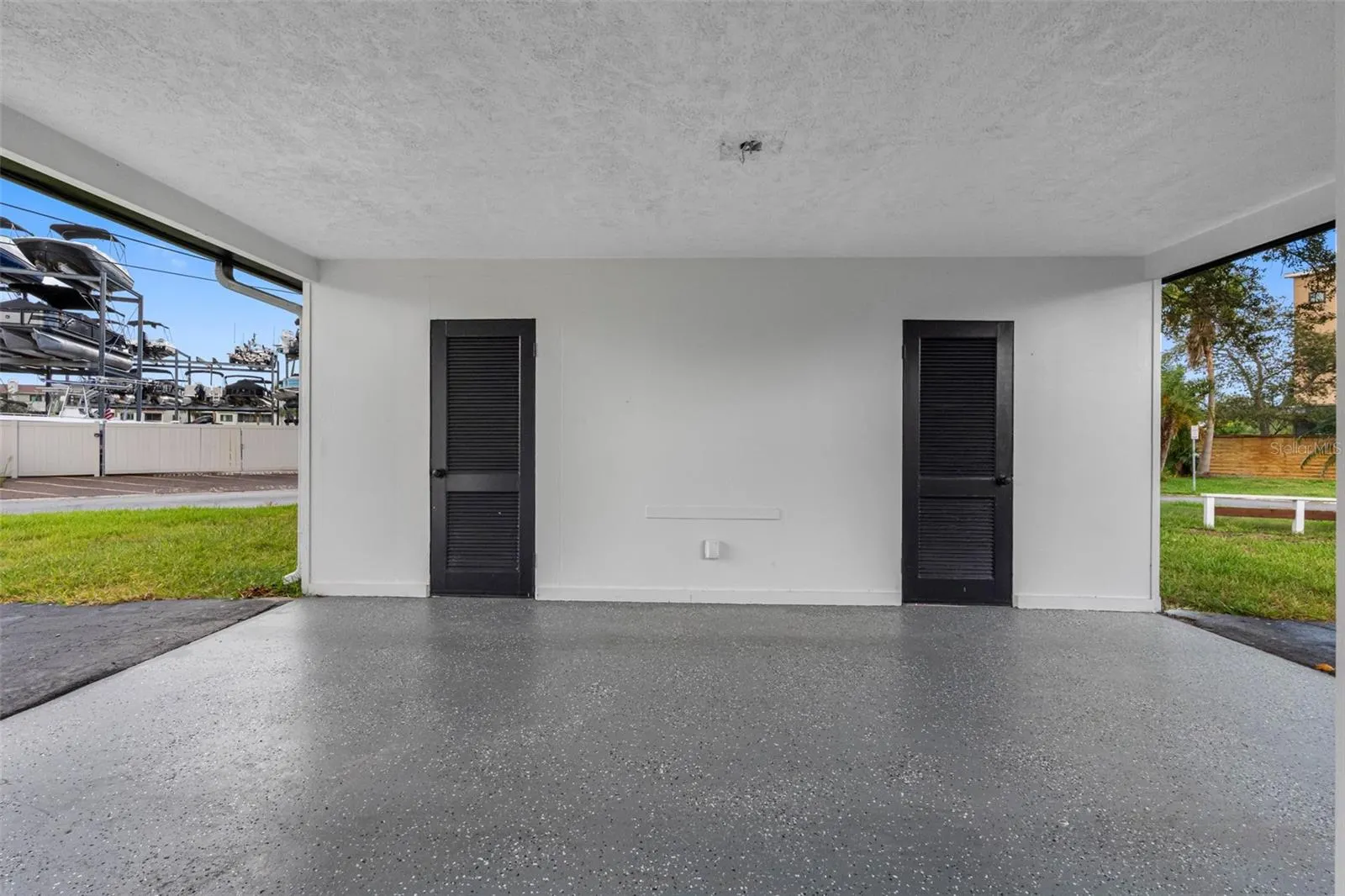 2413 BAYWOOD DR E