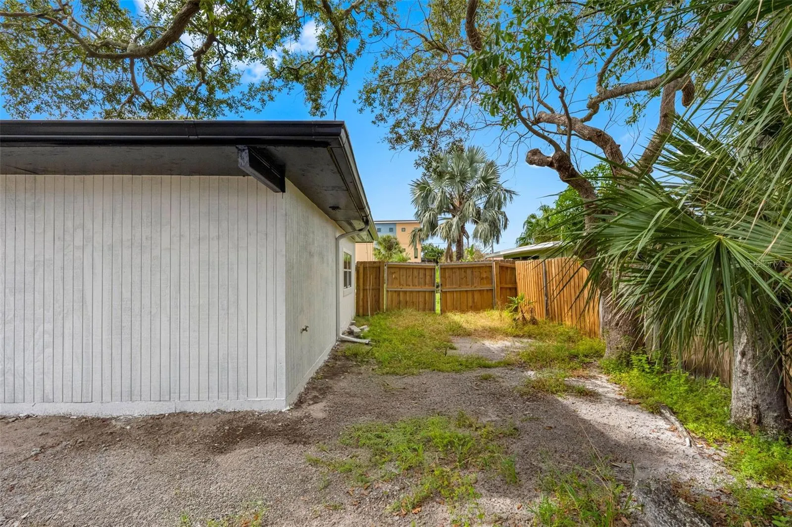 2413 BAYWOOD DR E