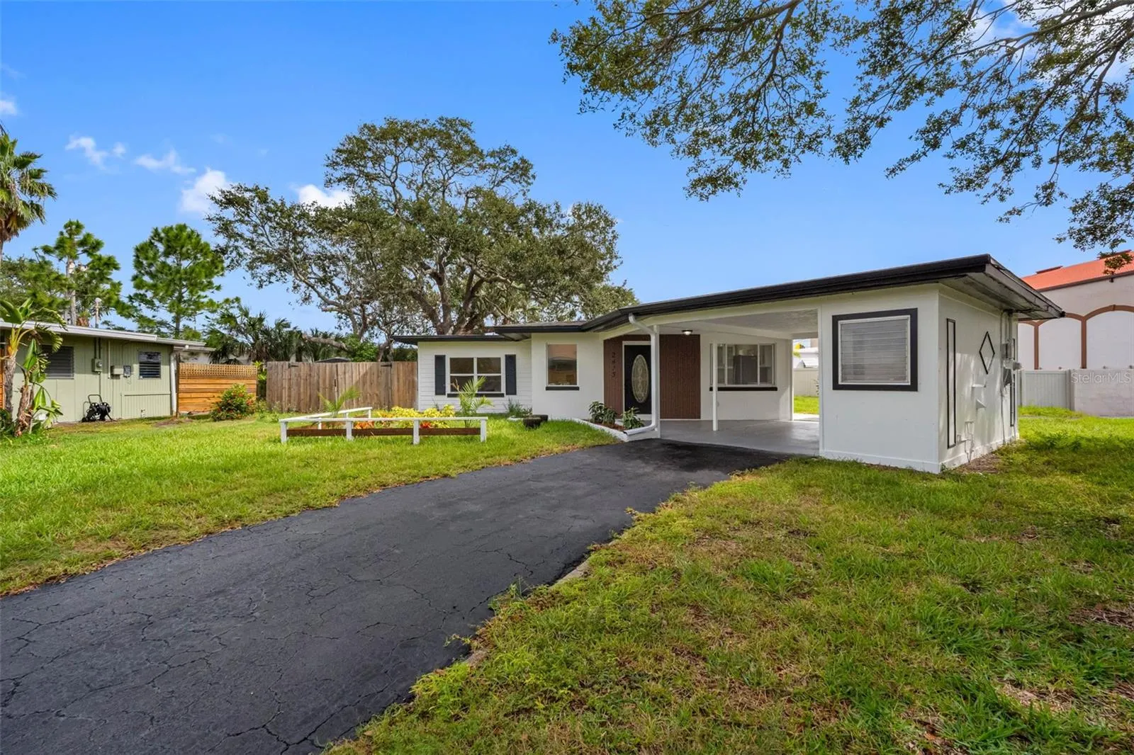 2413 BAYWOOD DR E