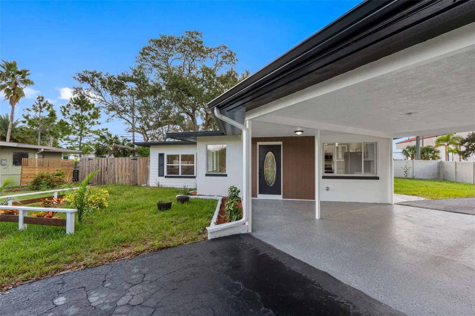 2413 BAYWOOD DR E