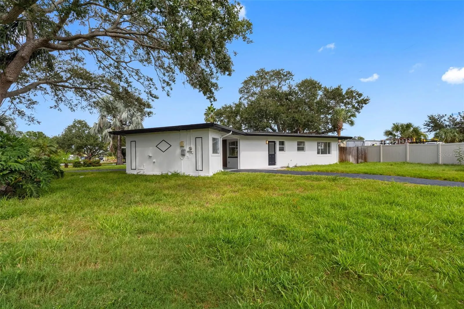 2413 BAYWOOD DR E