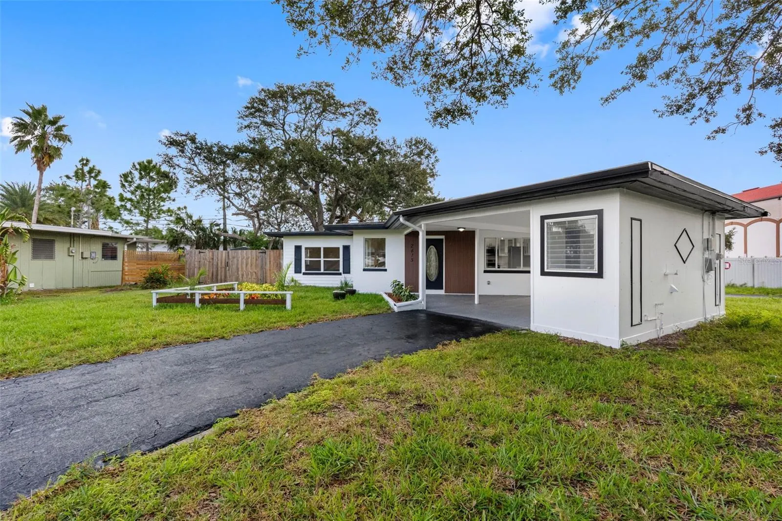 2413 BAYWOOD DR E